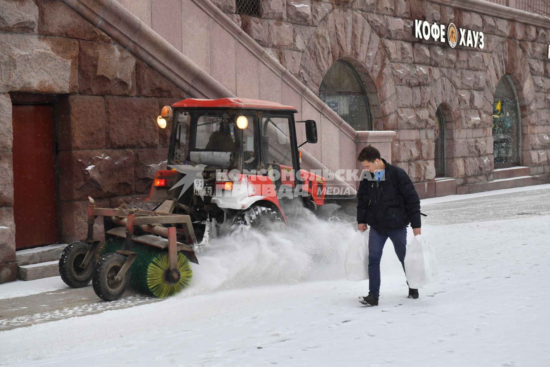 Москва. Снегоуборочная машина у высотного здания на Кудринской площади.