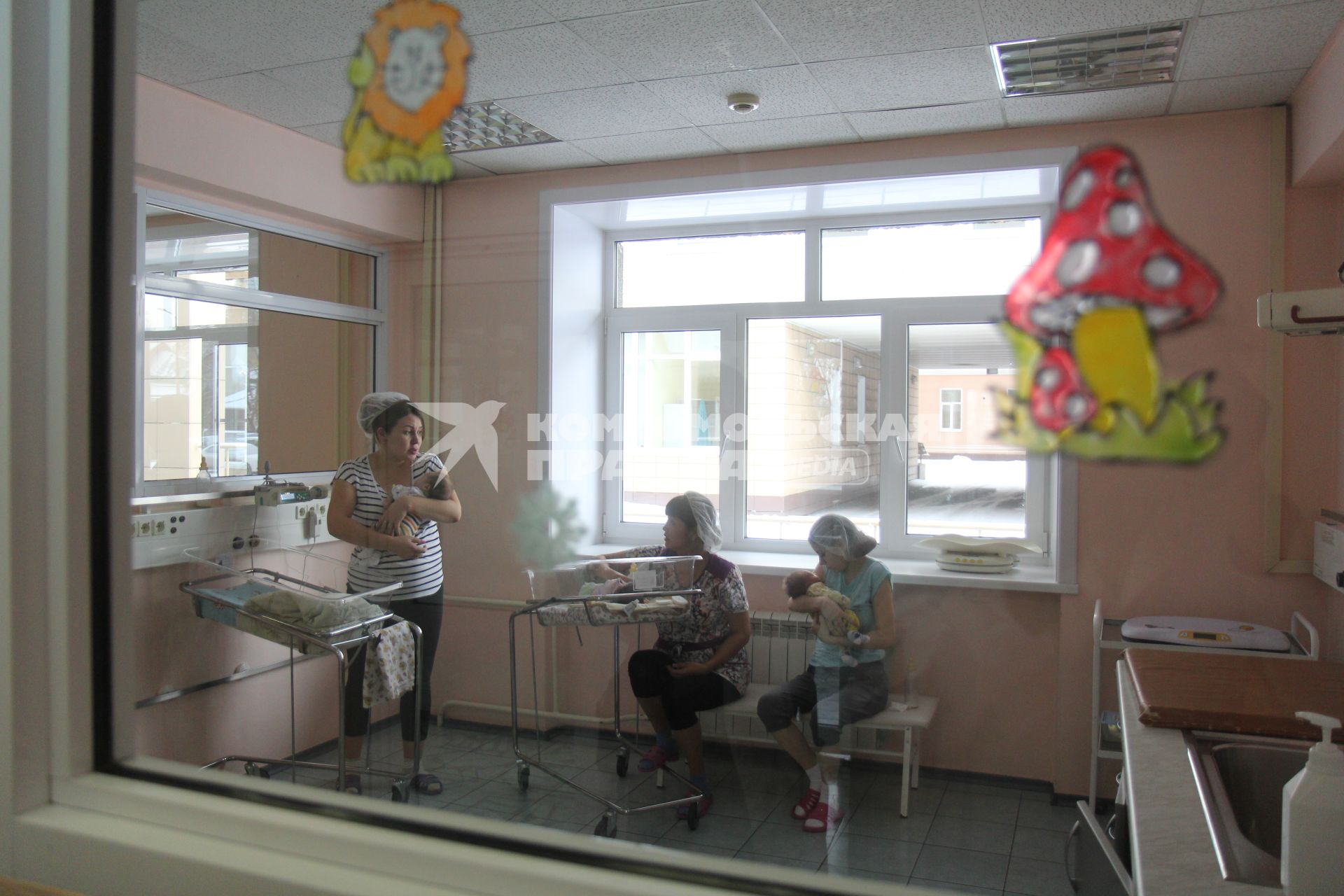 Иркутск.  Мамы с сдетьми в палате  реанимации  в Ивано-Матренинской детской клинической  больнице.