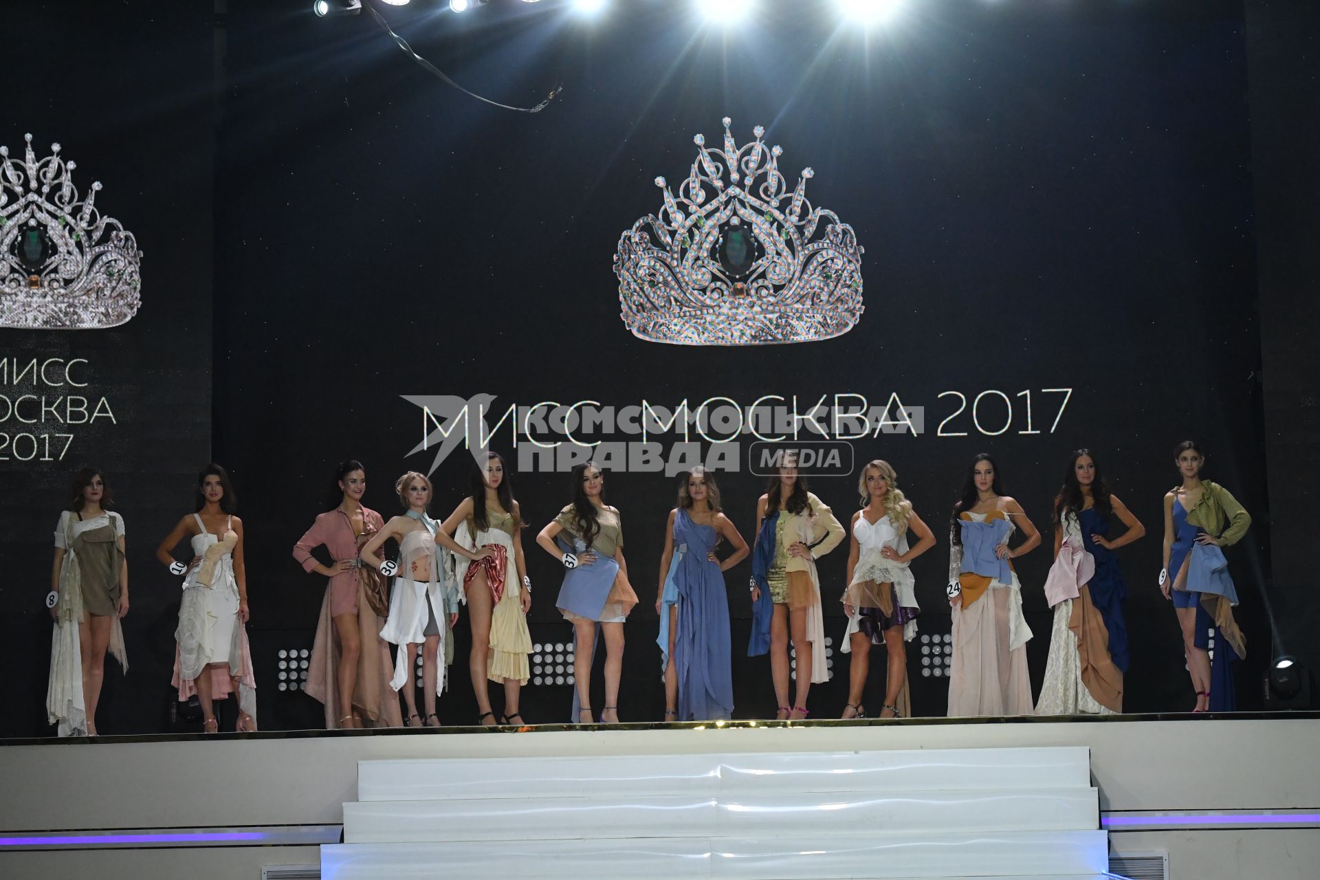 Москва.  Участницы конкурса красоты `Мисс Москва - 2017`  во время выступления на финальном шоу в КЗ `Мир`.