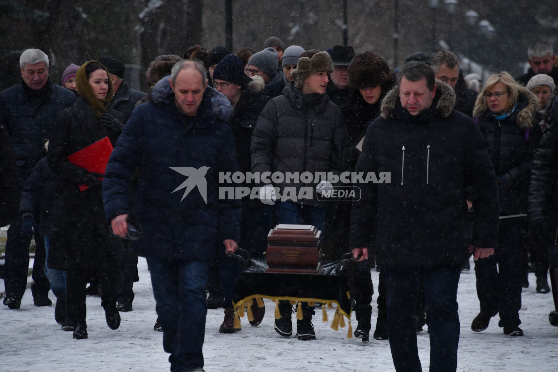 Москва. Похоронная процессия на церемонии захоронения урны с прахом   оперного певца Дмитрия Хворостовского на Новодевичьем кладбище.