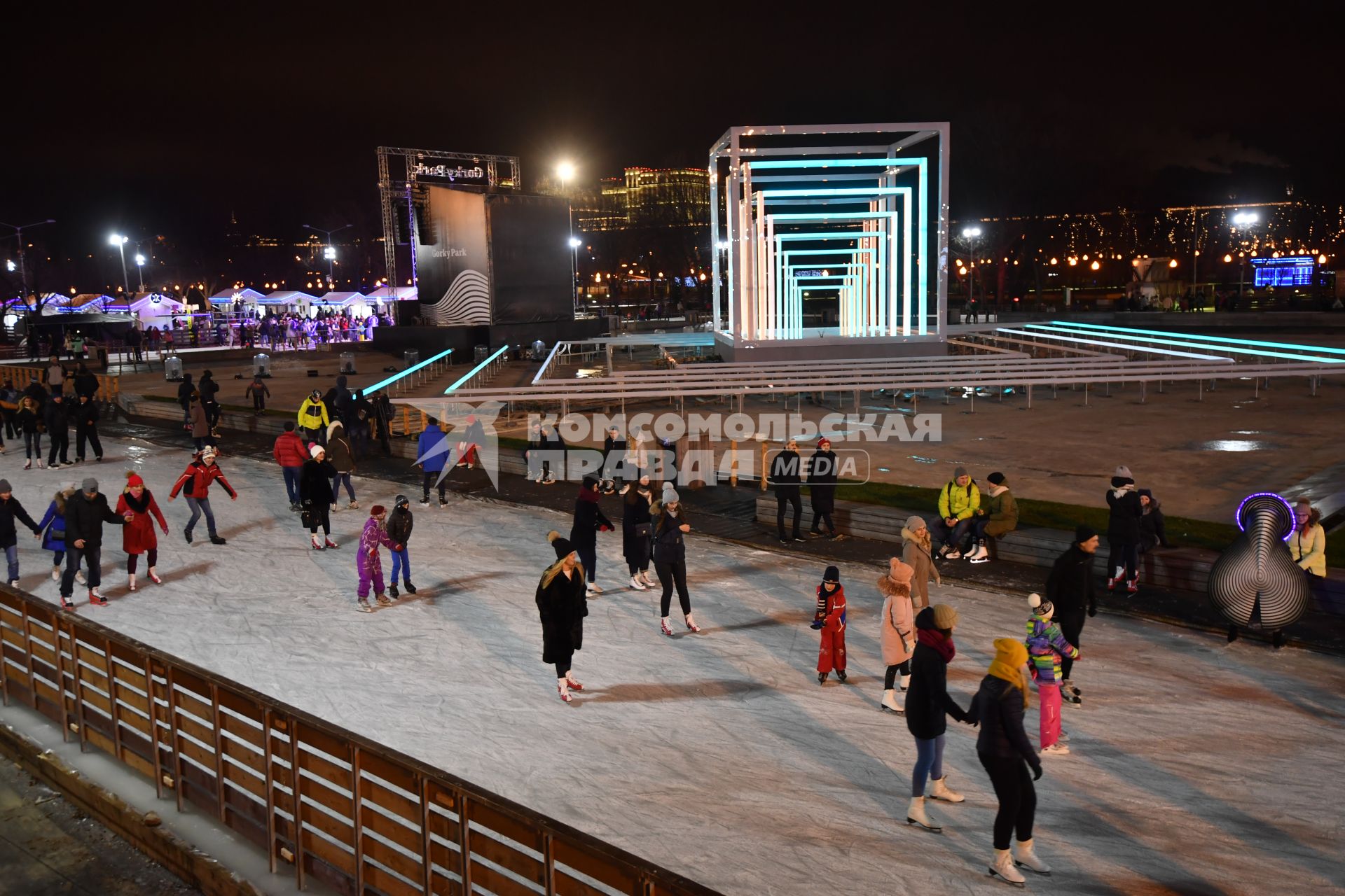 Москва. Люди на катке в Парке Горького.