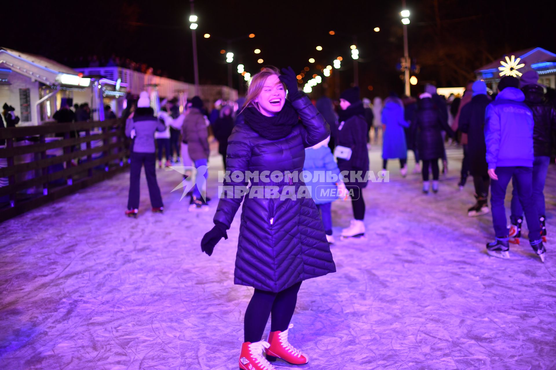 Москва. Люди на катке в Парке Горького.