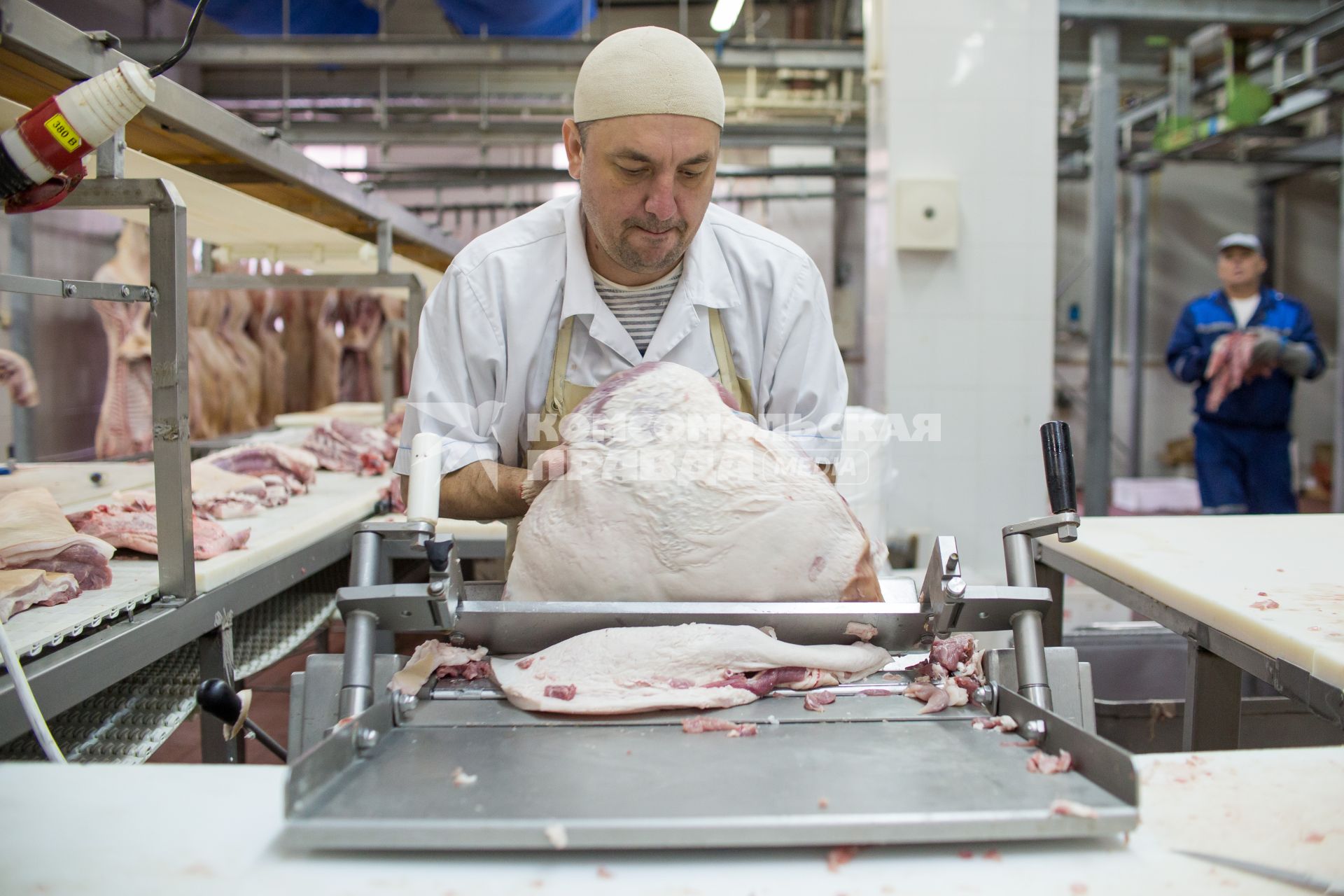 Челябинск. Рабочий в цехе мясоперерабатывающего предприятия `Калинка`.