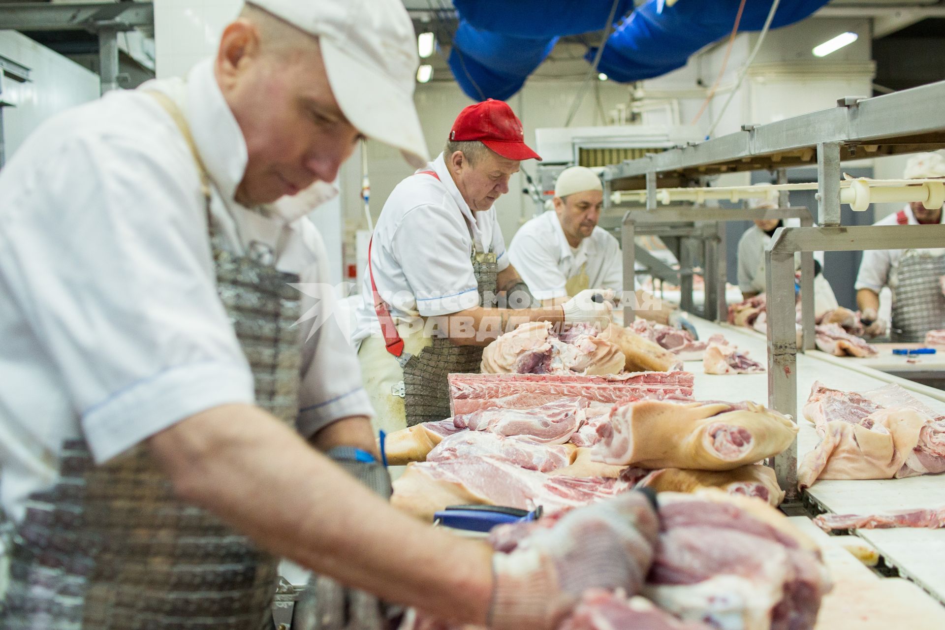 Челябинск. Рабочие в цехе мясоперерабатывающего предприятия `Калинка`.