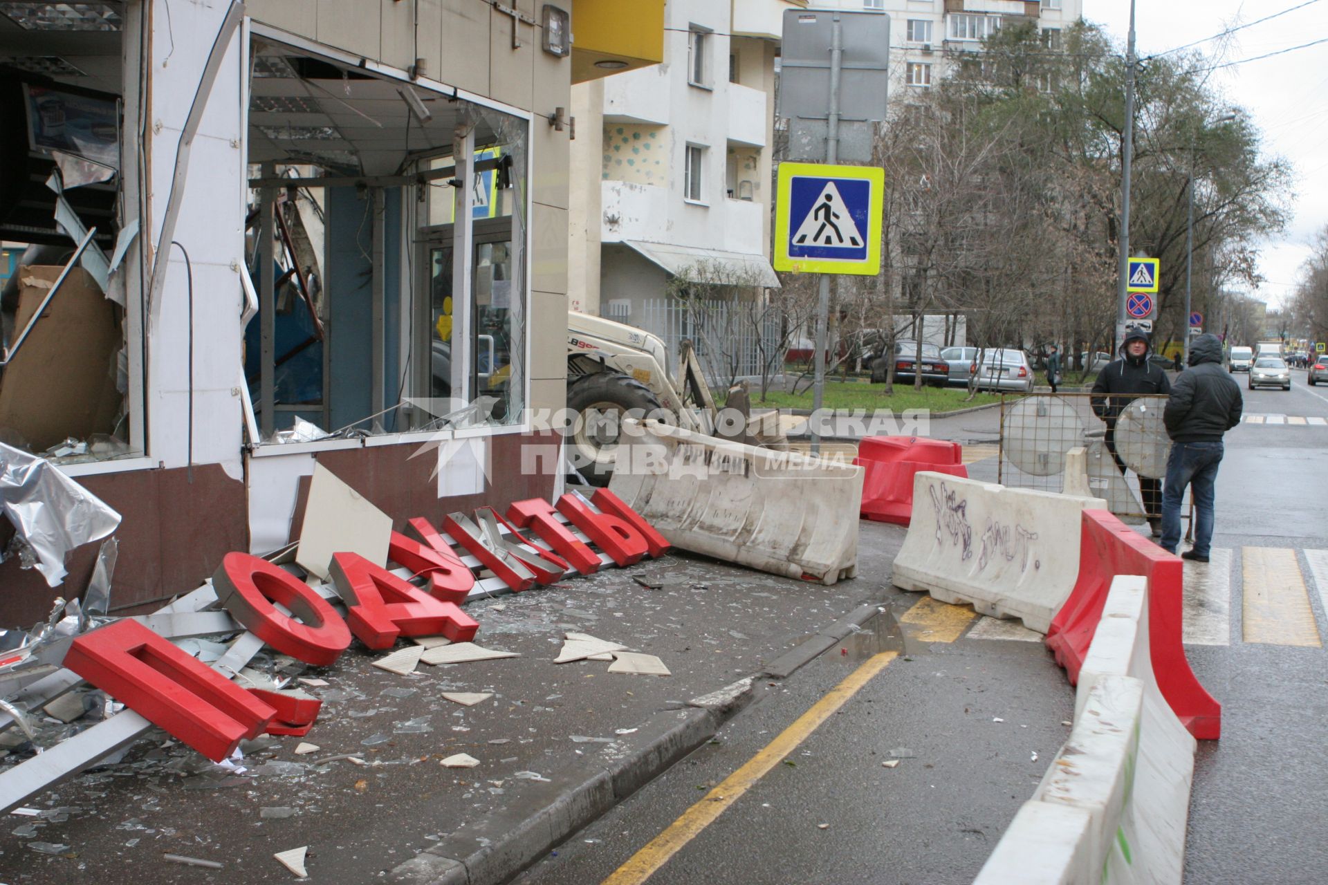 Москва. Работы по сносу незаконно построенного торгового павильона на улице Рабочей.