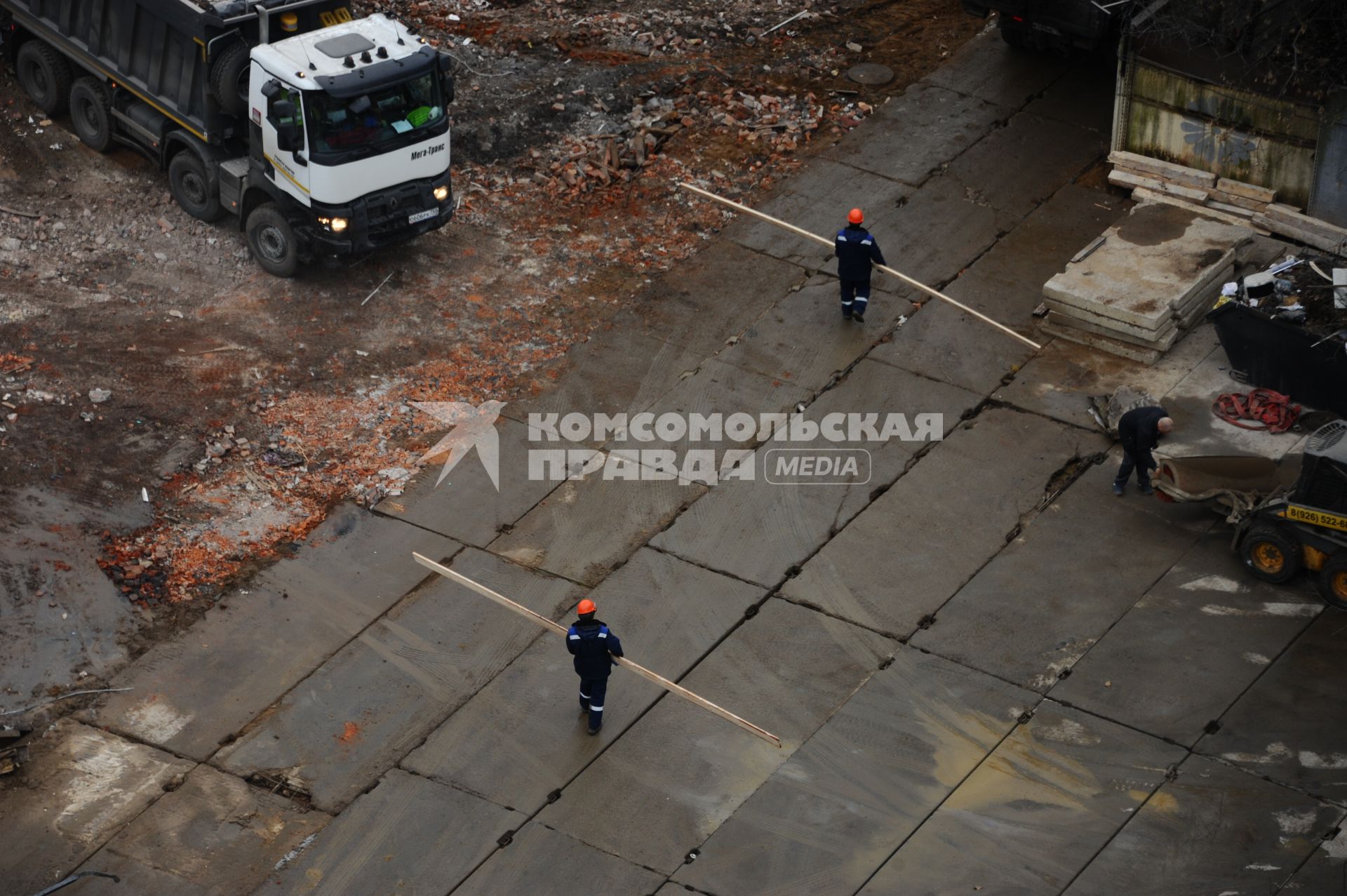 Москва.  Рабочие несут доски.