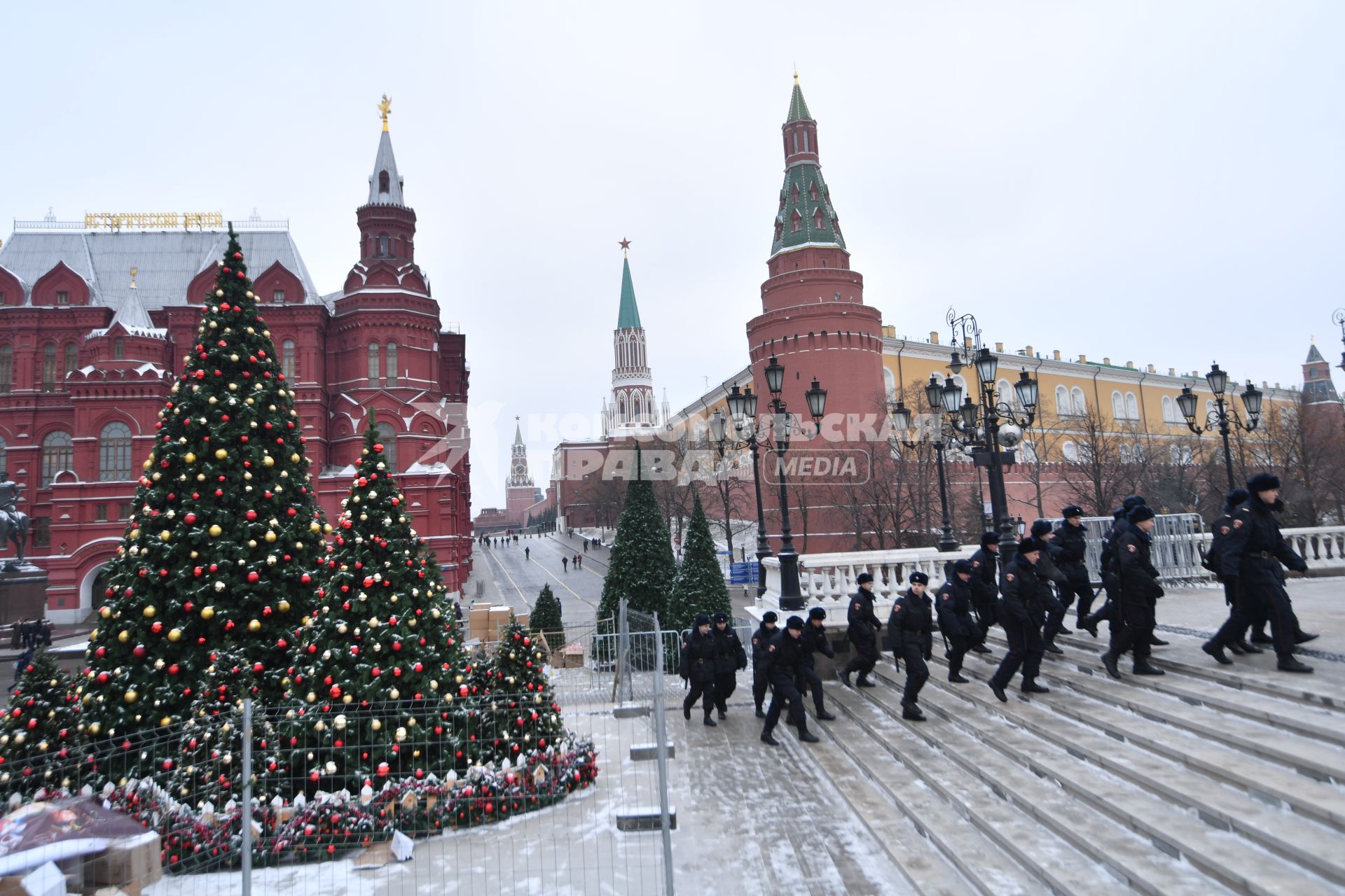 Москва.  Елки, украшенные к Новому году, на Манежной площади.