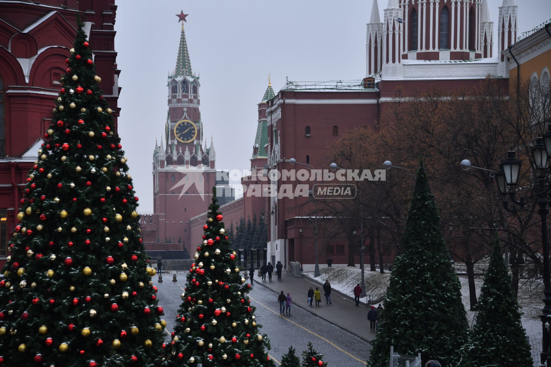 Москва.  Елки, украшенные к Новому году, на Манежной площади.