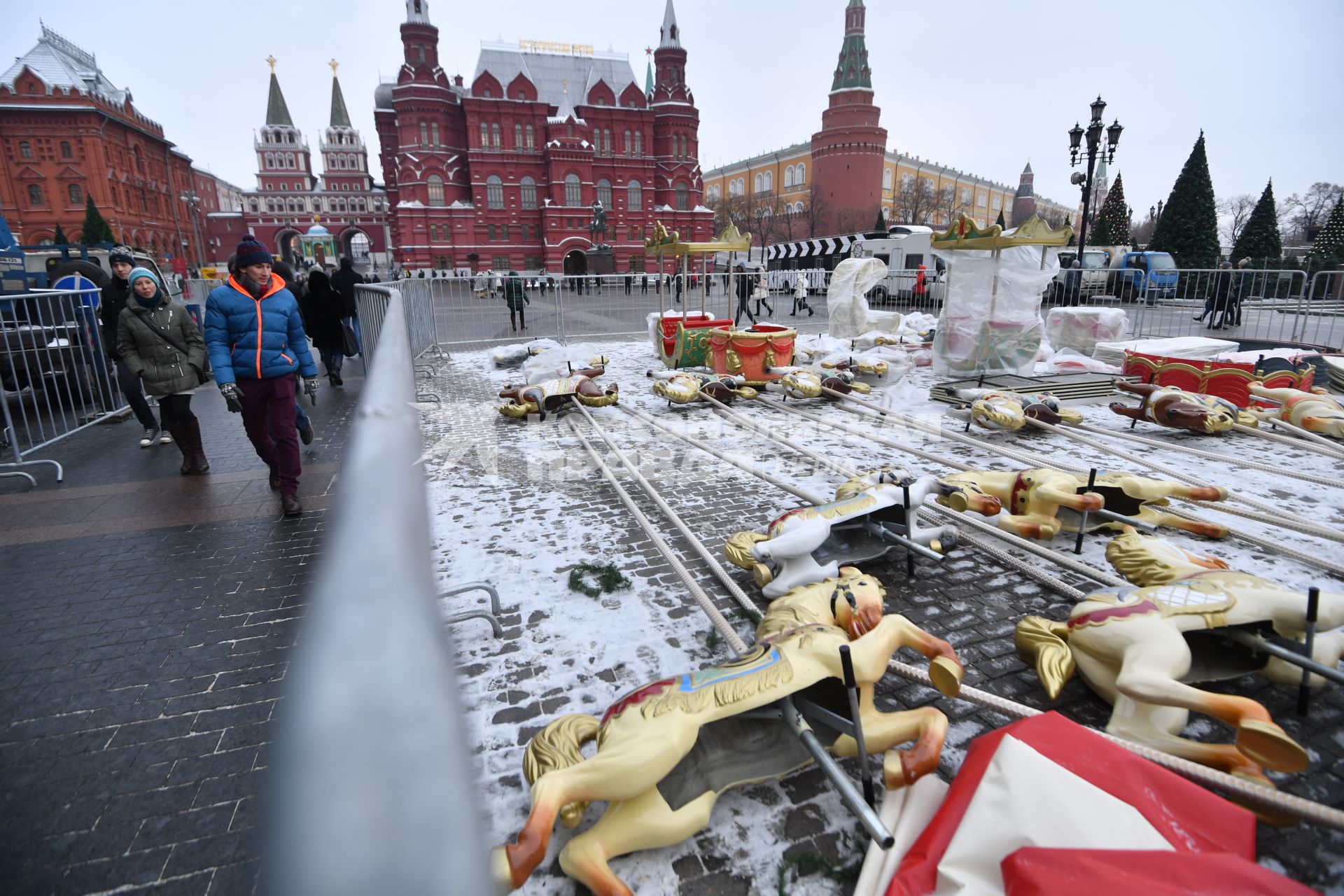 Москва.  Подготовка к Новому году  на Манежной площади.