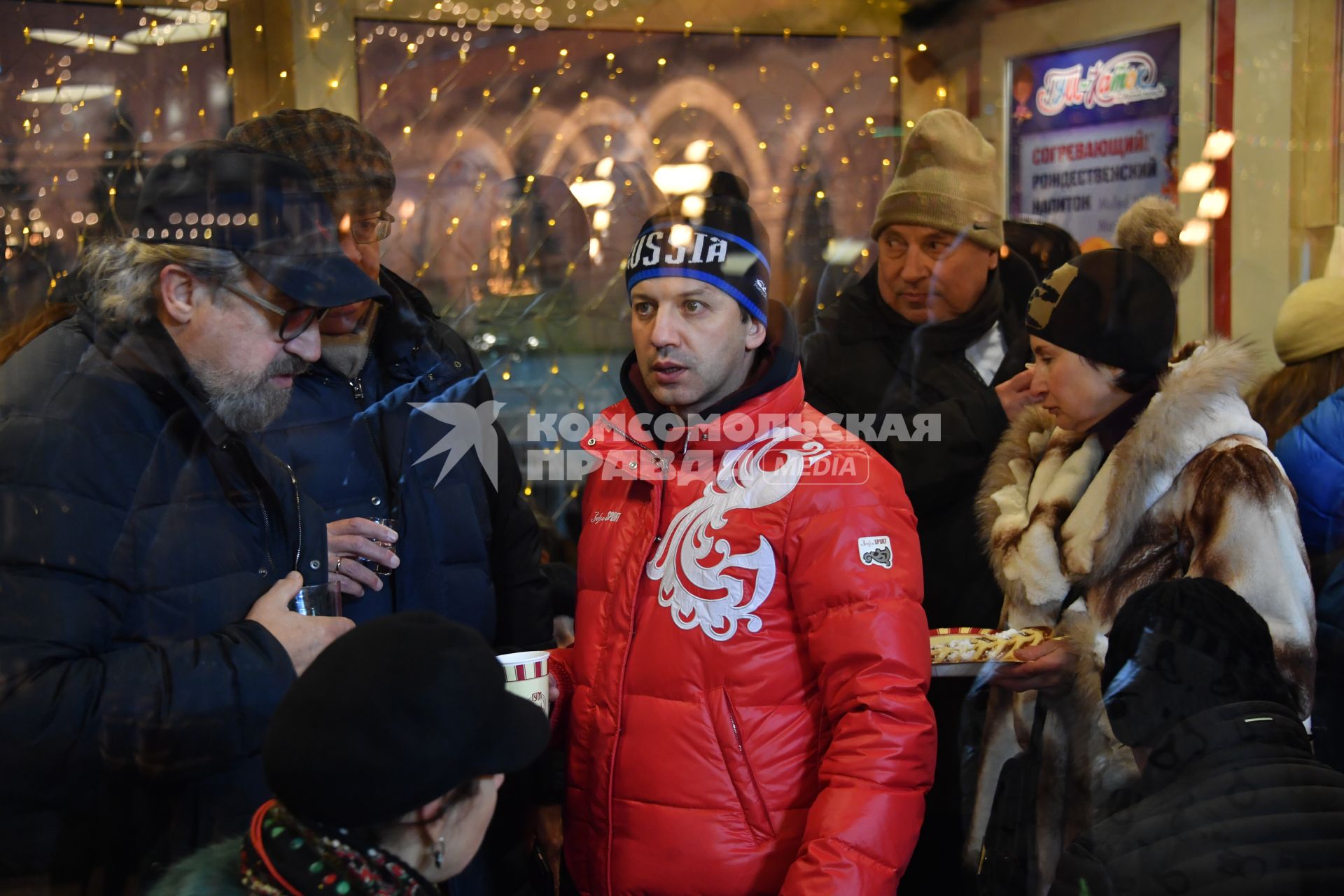 Москва.  Член совета директоров банка Rietumu Александр Гафин (слева) и вице-премьер РФ Аркадий Дворкович (в центре) на открытии ГУМ-Катка на Красной площади.