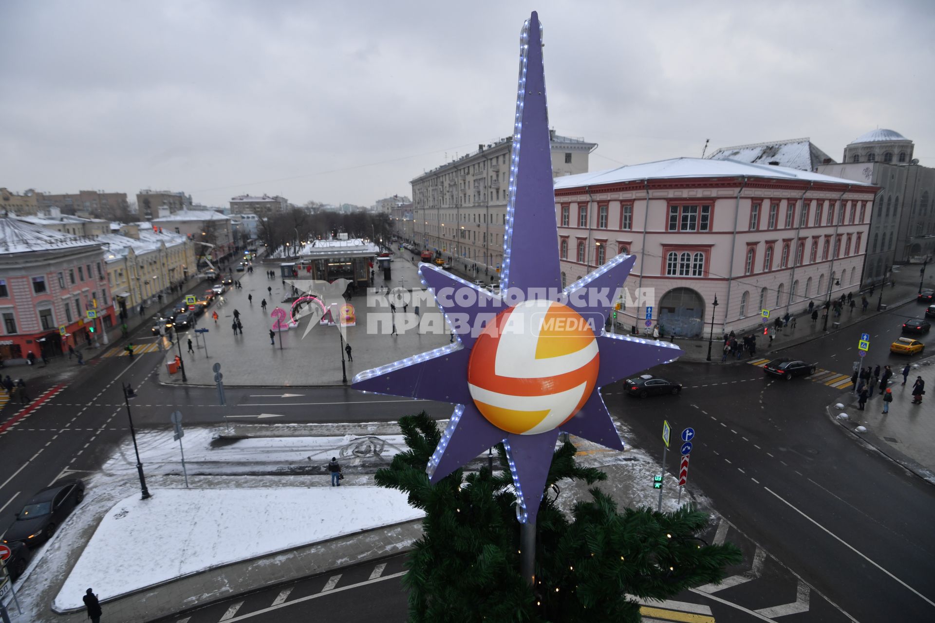 Москва. Звезда на верхушке новогодней елки  на Чистых прудах.