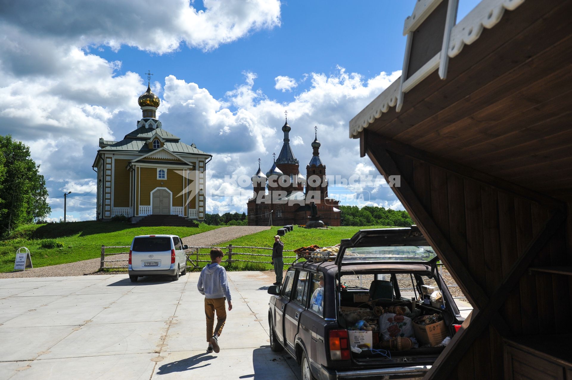 Тверская область, Волговерховье. Преображенский храм (справа) в Волговерховье.