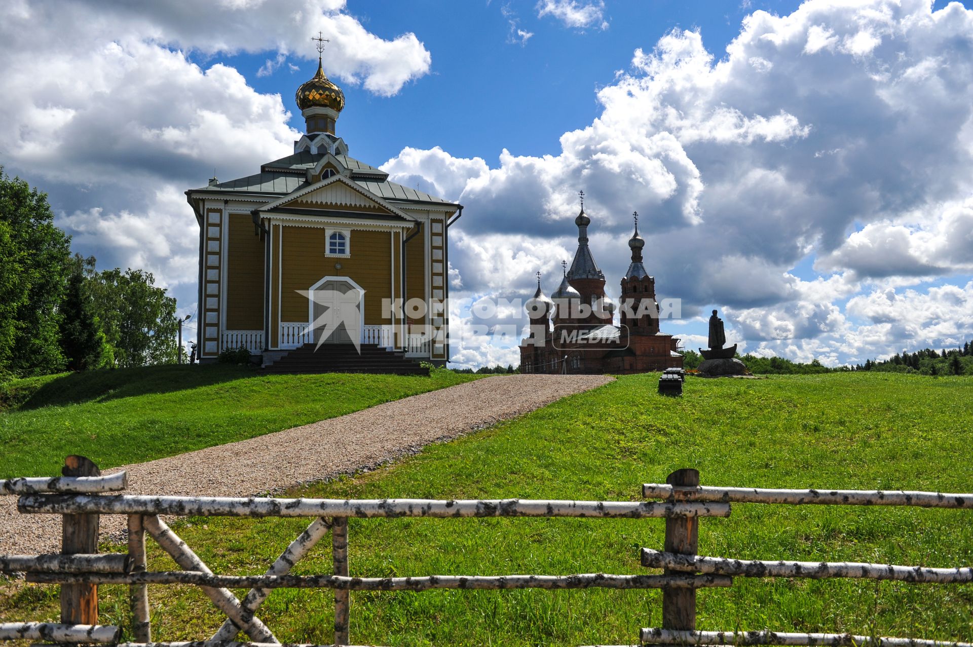 Тверская область, Волговерховье. Преображенский храм (справа) в Волговерховье.