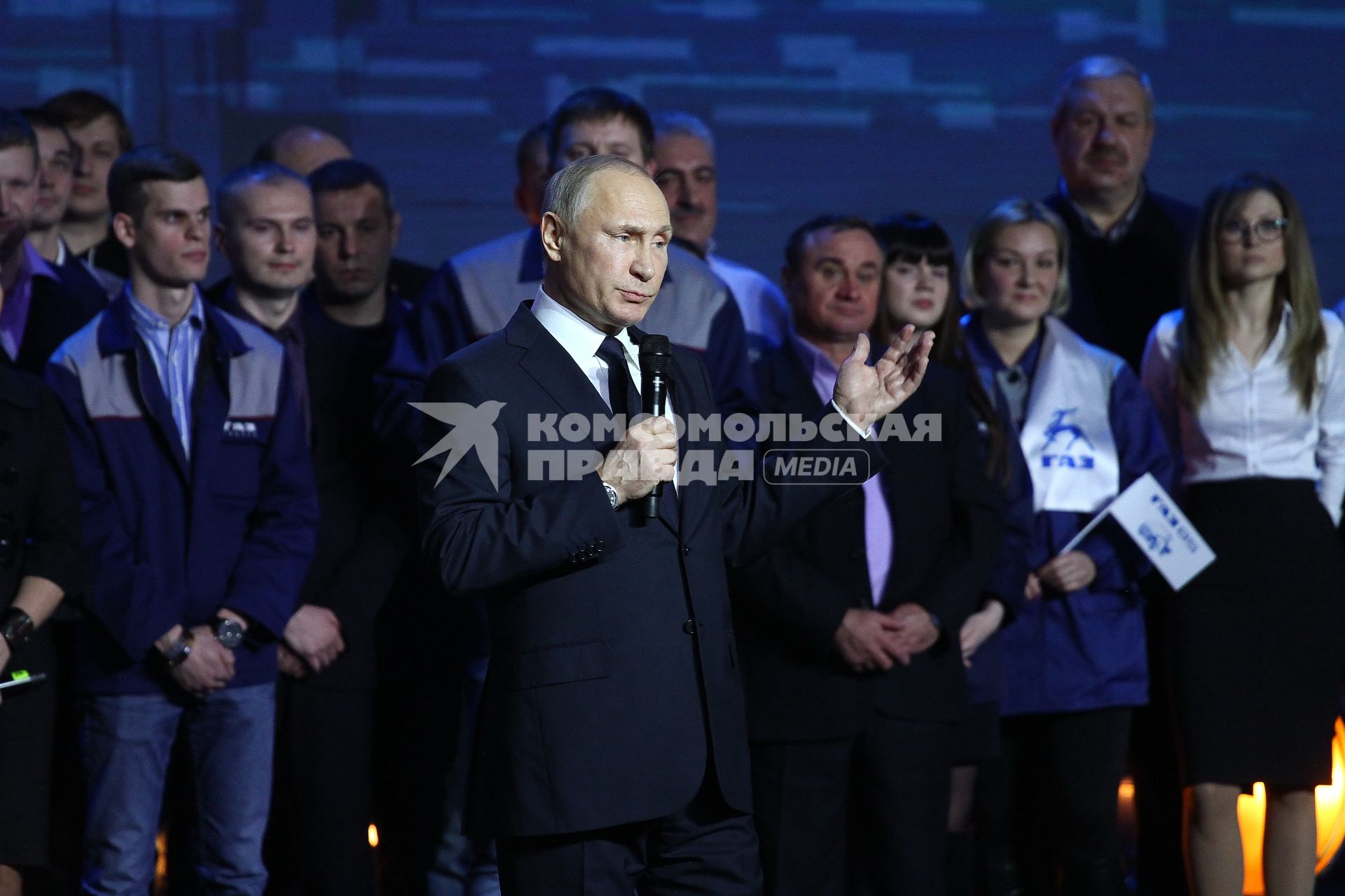 Нижний Новгород. Президент РФ Владимир Путин во время встречи с работниками Горьковского автомобильного завода, во время которой он объявил о решении выдвинуть свою кандидатуру на пост президента РФ.