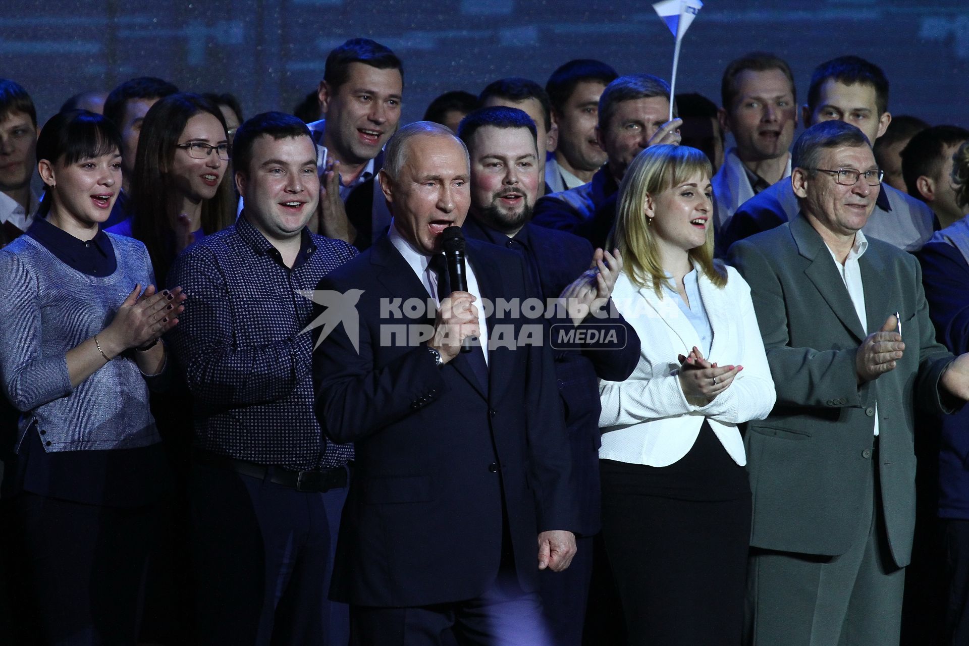 Нижний Новгород. Президент РФ Владимир Путин во время встречи с работниками Горьковского автомобильного завода, во время которой он объявил о решении выдвинуть свою кандидатуру на пост президента РФ.