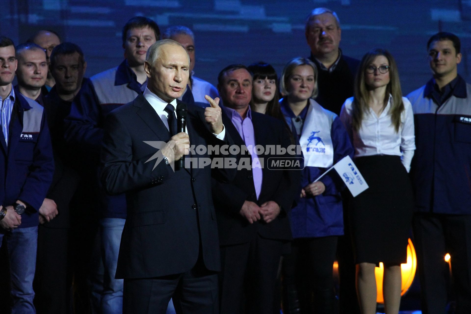 Нижний Новгород. Президент РФ Владимир Путин во время встречи с работниками Горьковского автомобильного завода, во время которой он объявил о решении выдвинуть свою кандидатуру на пост президента РФ.