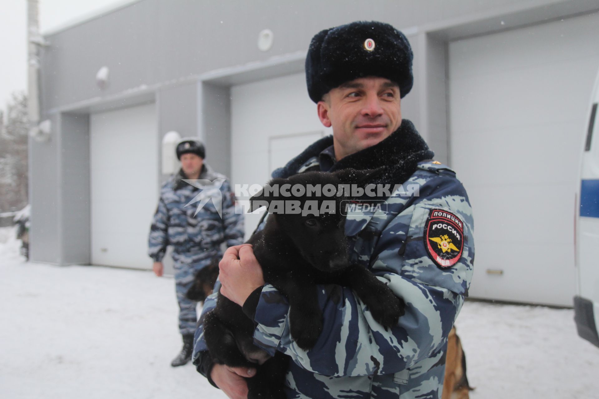 Иркутск. Кинолог с собакой в Центре кинологической службы ГУ МВД.