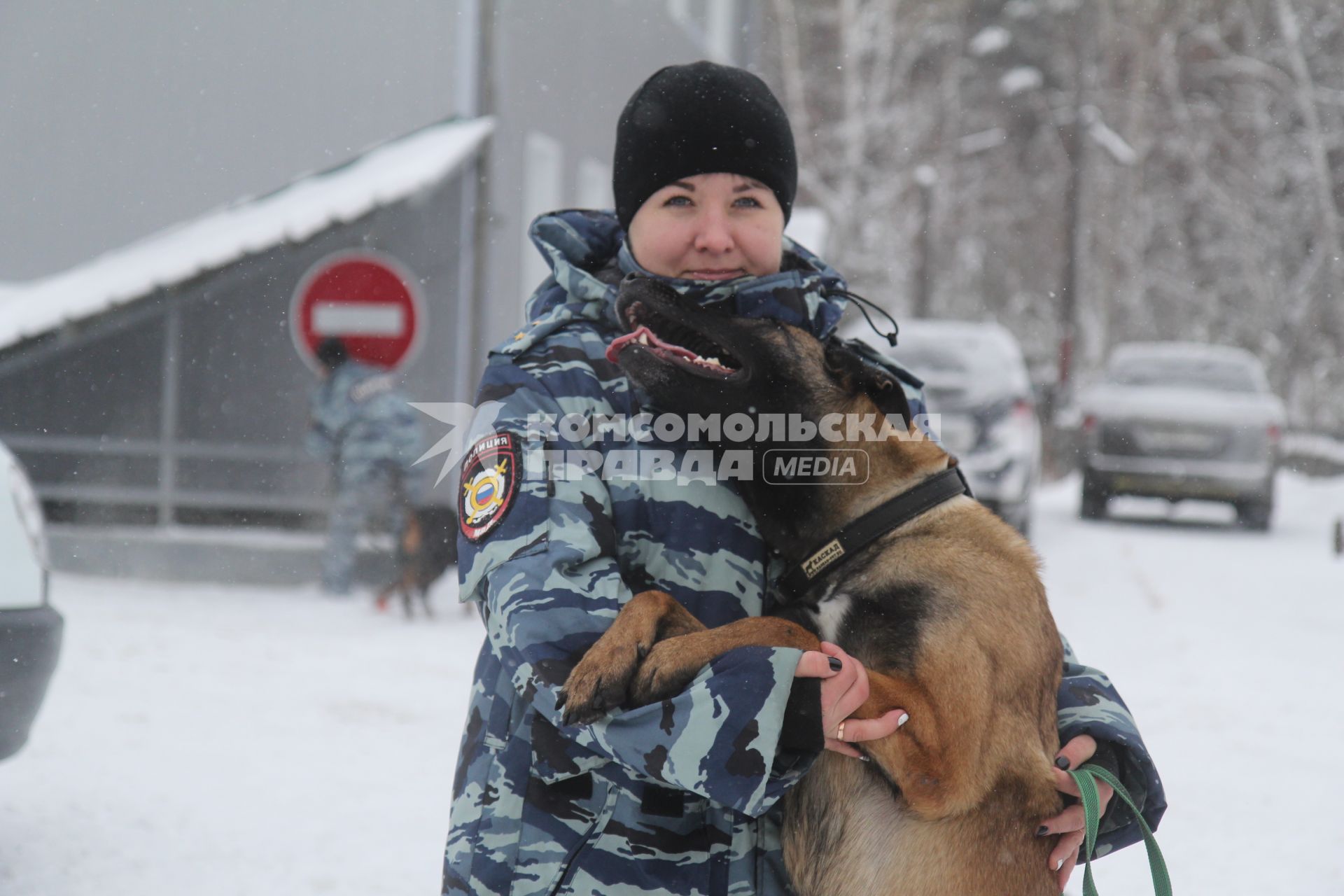 Иркутск. Служебная собака во время занятий с кинологом в Центре кинологической службы ГУ МВД.