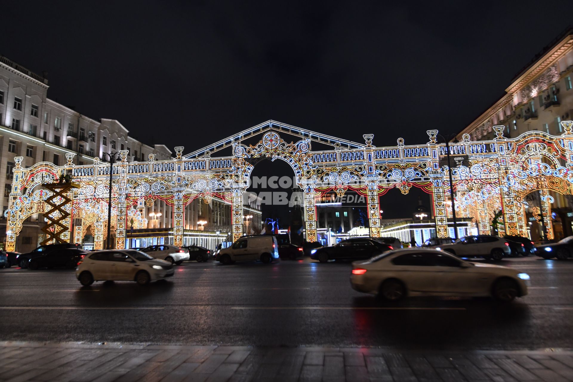 Москва. Первое включение световой инсталляции фестиваля `Путешествие в Рождество` - `театральной арки` на Тверской площади.