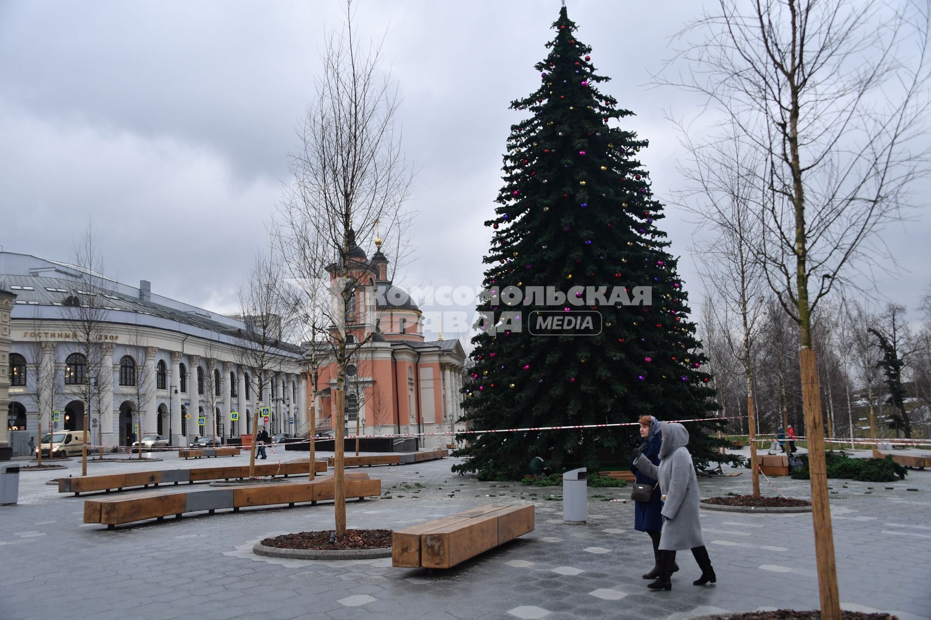 Москва. Установка новогодней ели в парке `Зарядье`.