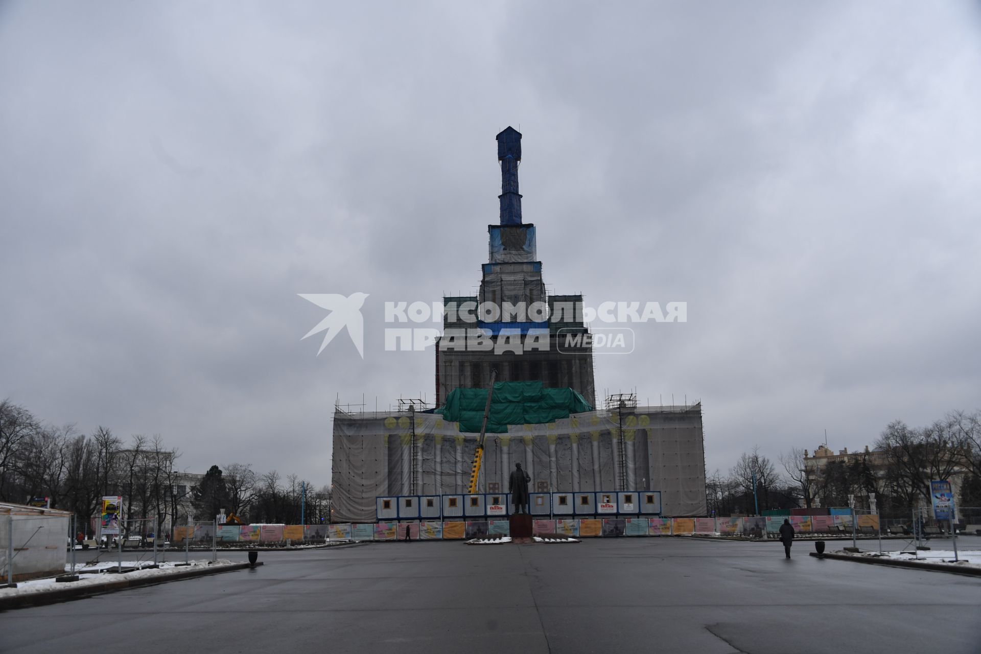 Москва. Последствия пожара в павильоне `Дружба народов` на ВДНХ.