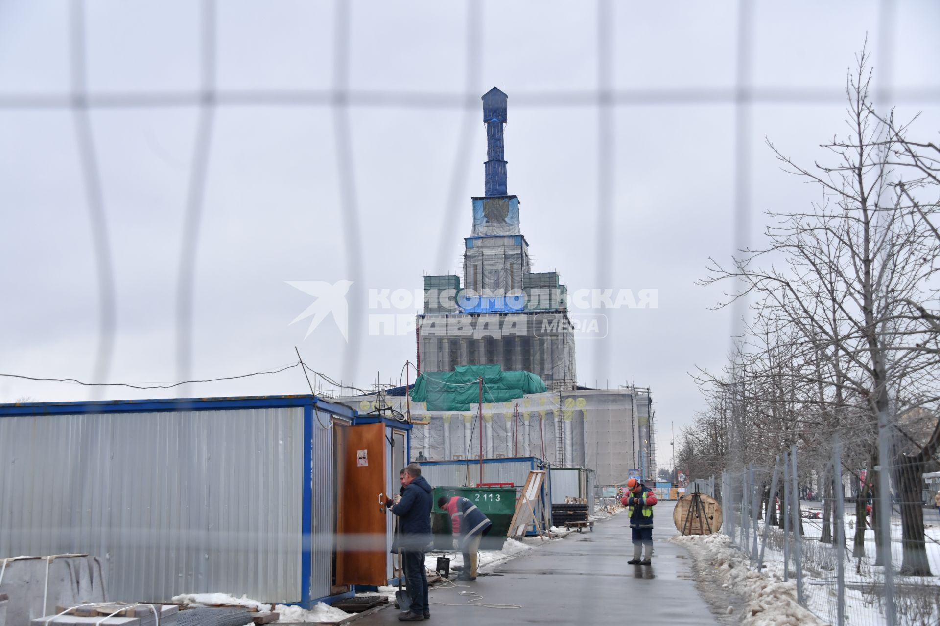 Москва. Последствия пожара в павильоне `Дружба народов` на ВДНХ.