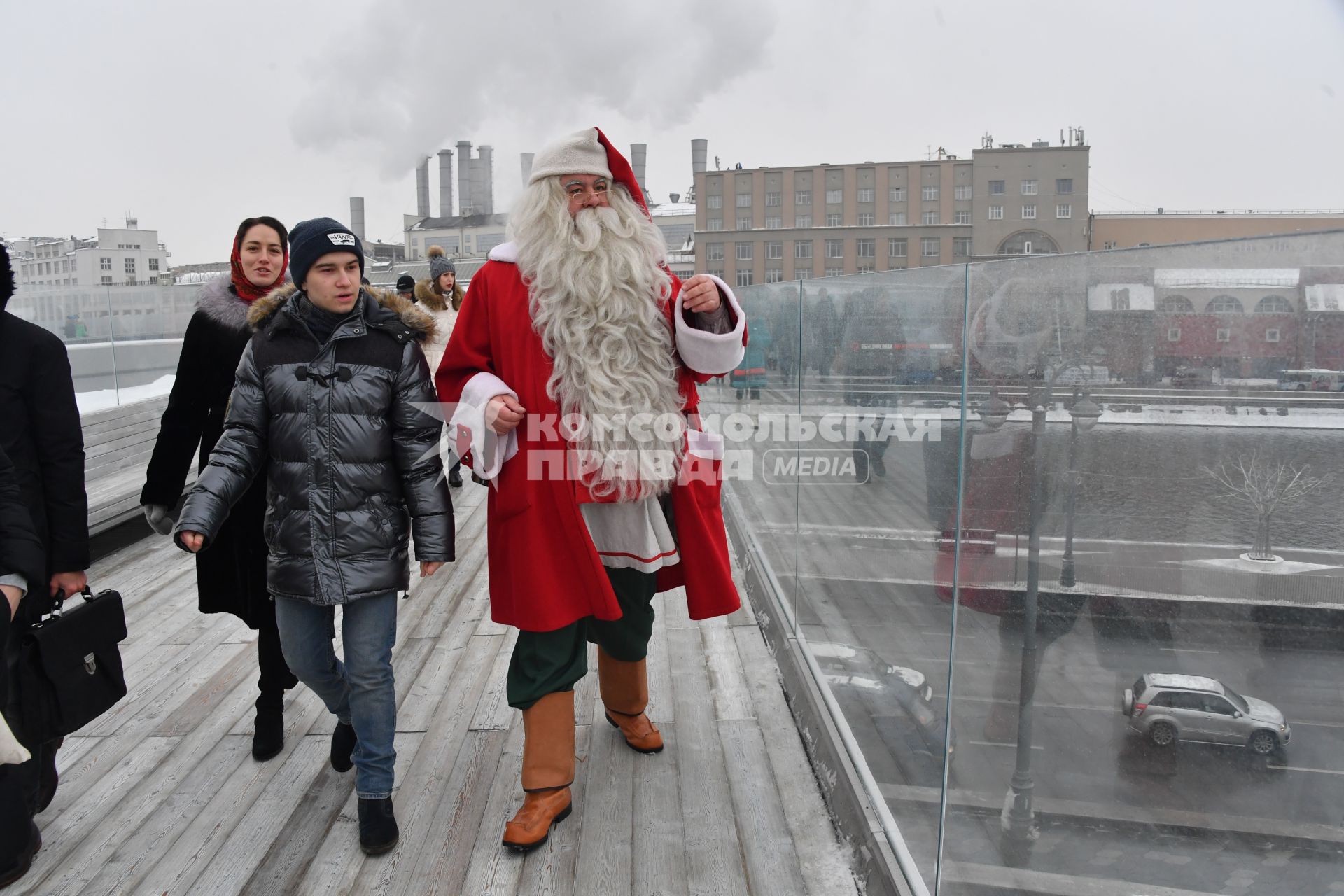 Москва. Финский Дед Мороз - Йоулупукки на `парящем мосту` в парке `Зарядье`.