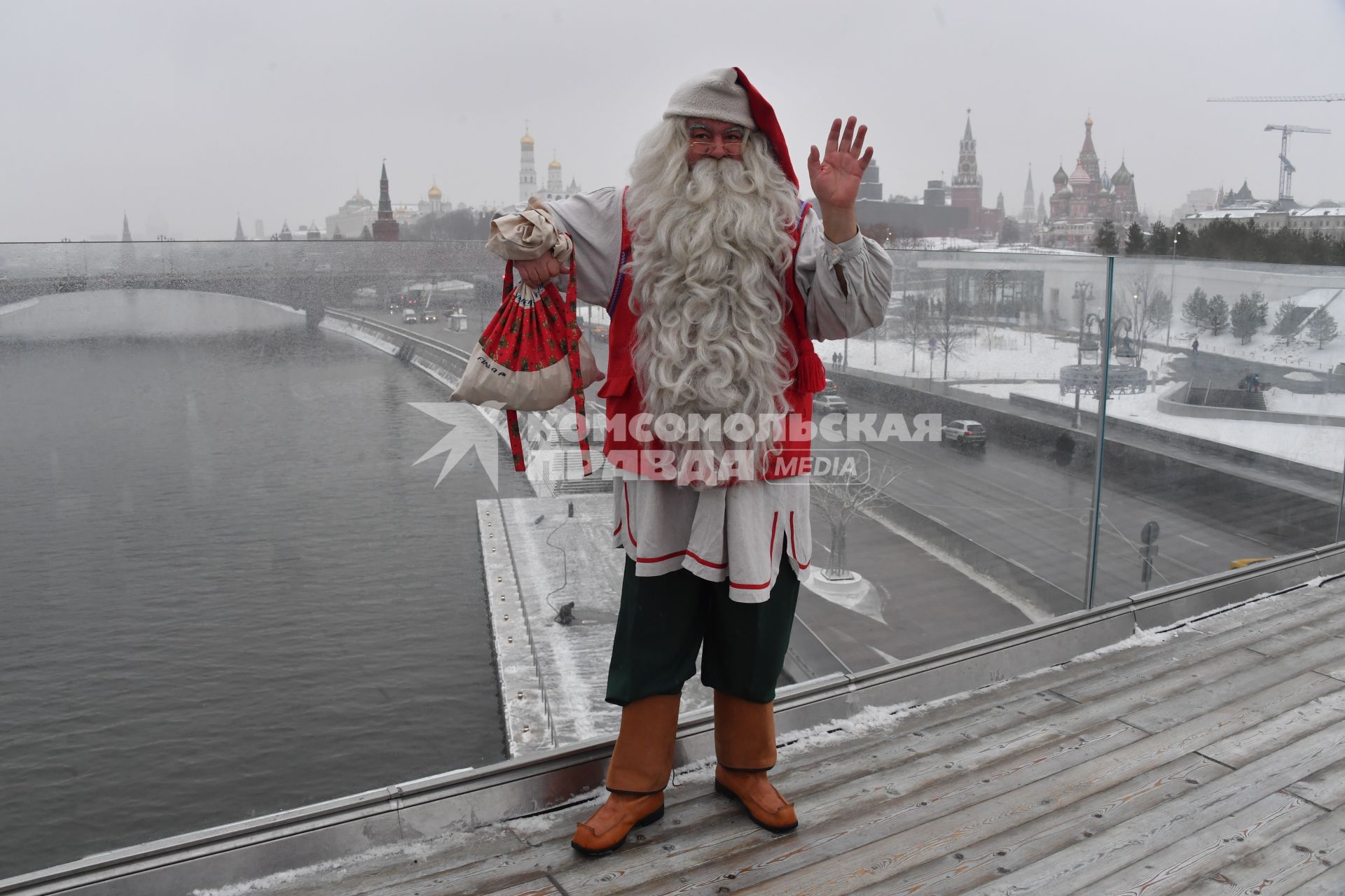 Москва. Финский Дед Мороз - Йоулупукки на `парящем мосту` в парке `Зарядье`.