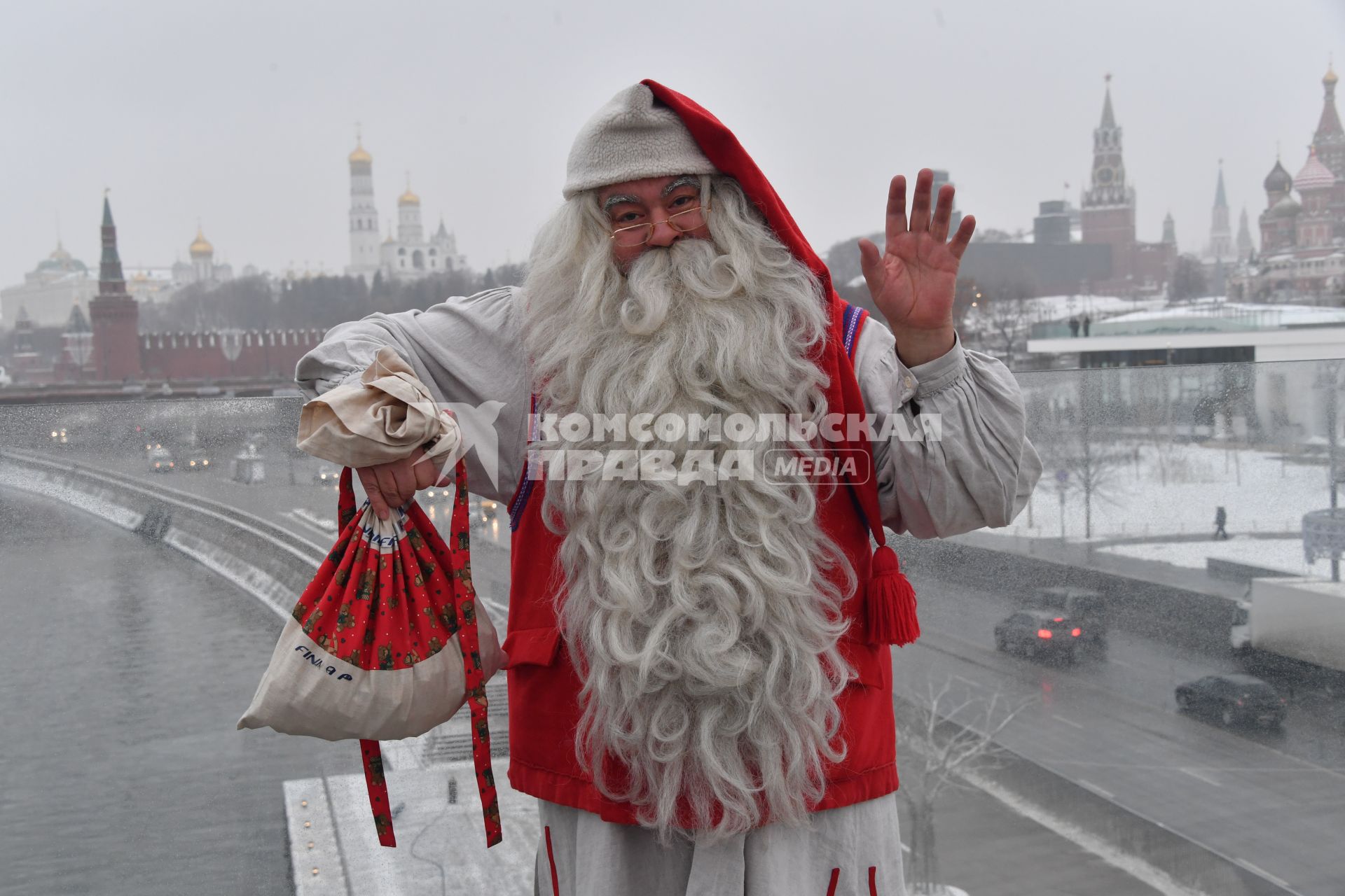 Москва. Финский Дед Мороз - Йоулупукки на `парящем мосту` в парке `Зарядье`.