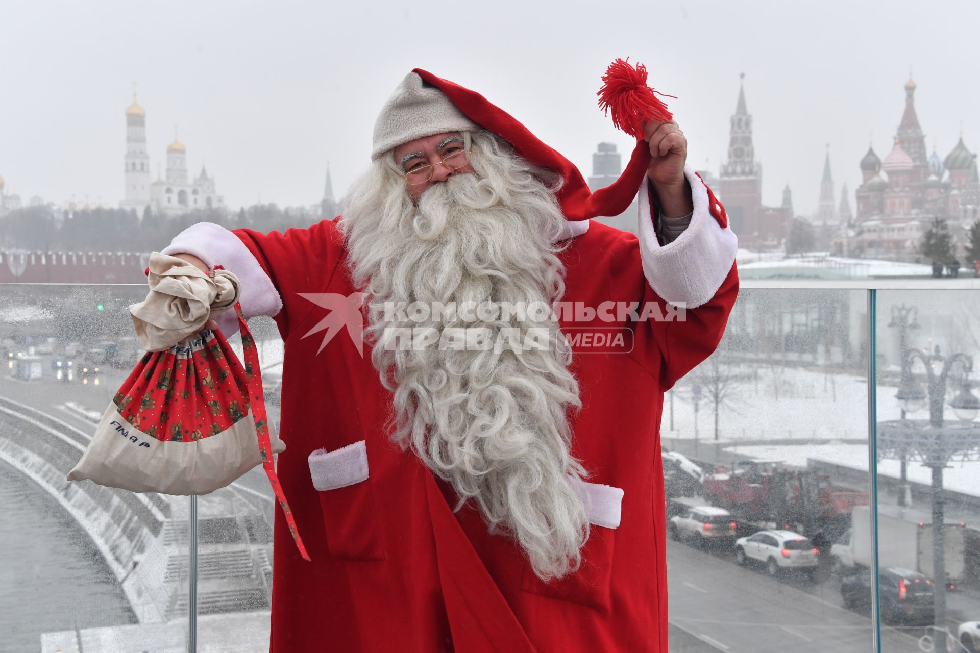 Москва. Финский Дед Мороз - Йоулупукки на `парящем мосту` в парке `Зарядье`.