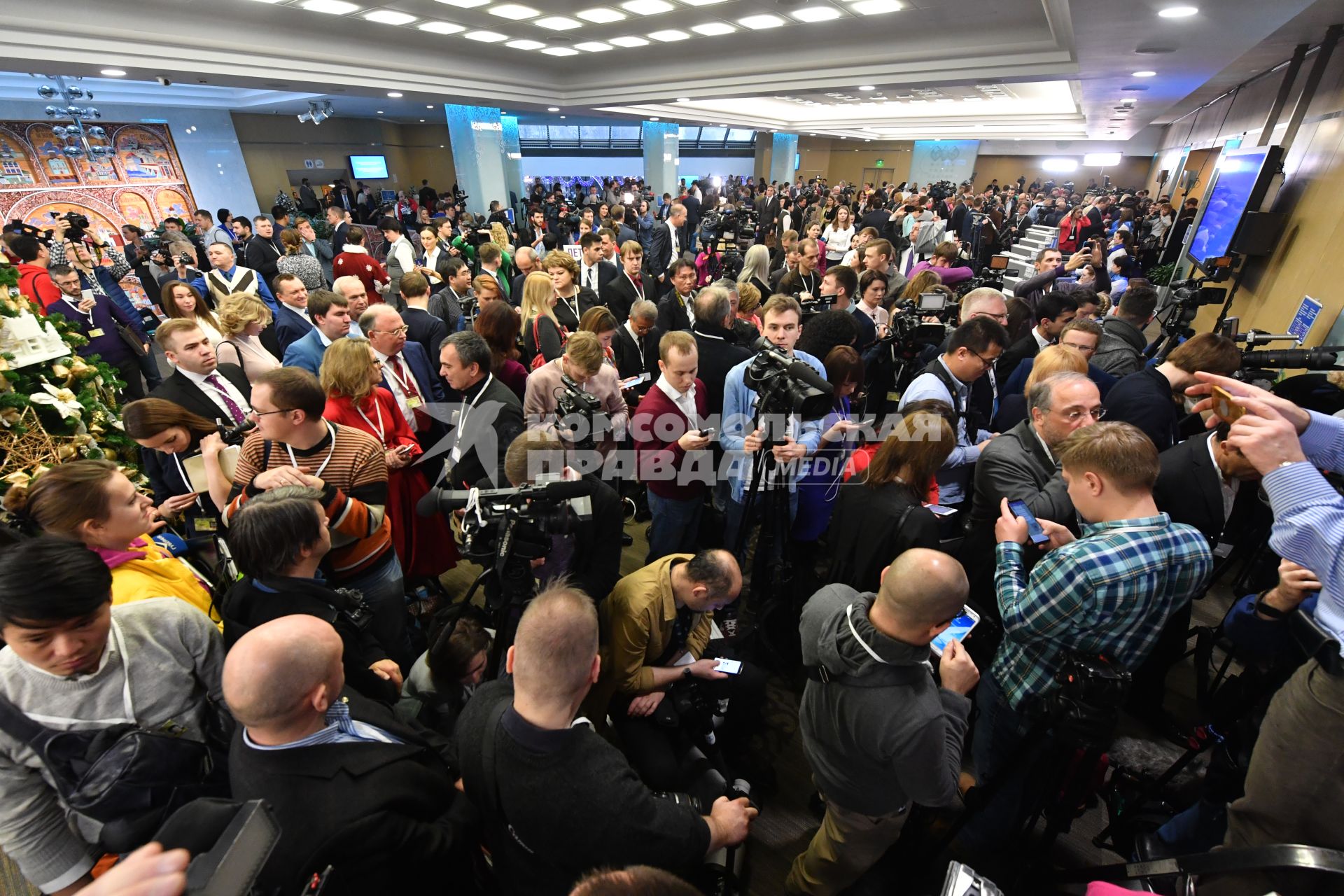 Москва. Журналисты перед началом большой ежегодной пресс-конференции президента РФ Владимира Путина.