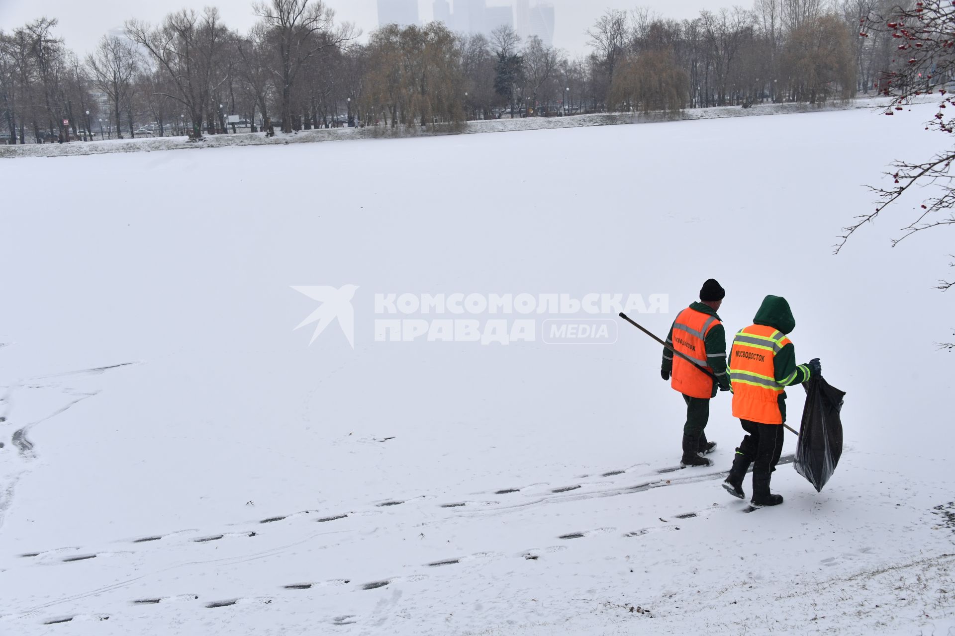 Москва. Сотрудник коммунальной службы на одной из улиц города.