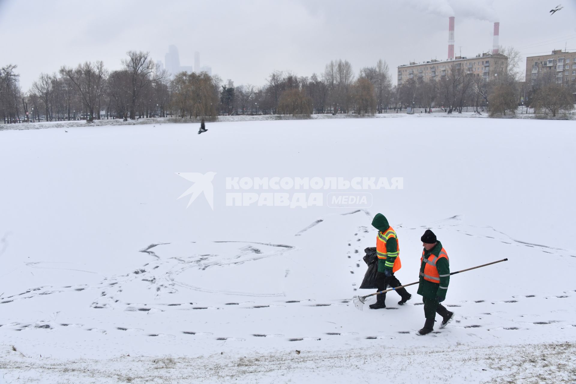 Москва. Сотрудник коммунальной службы на одной из улиц города.