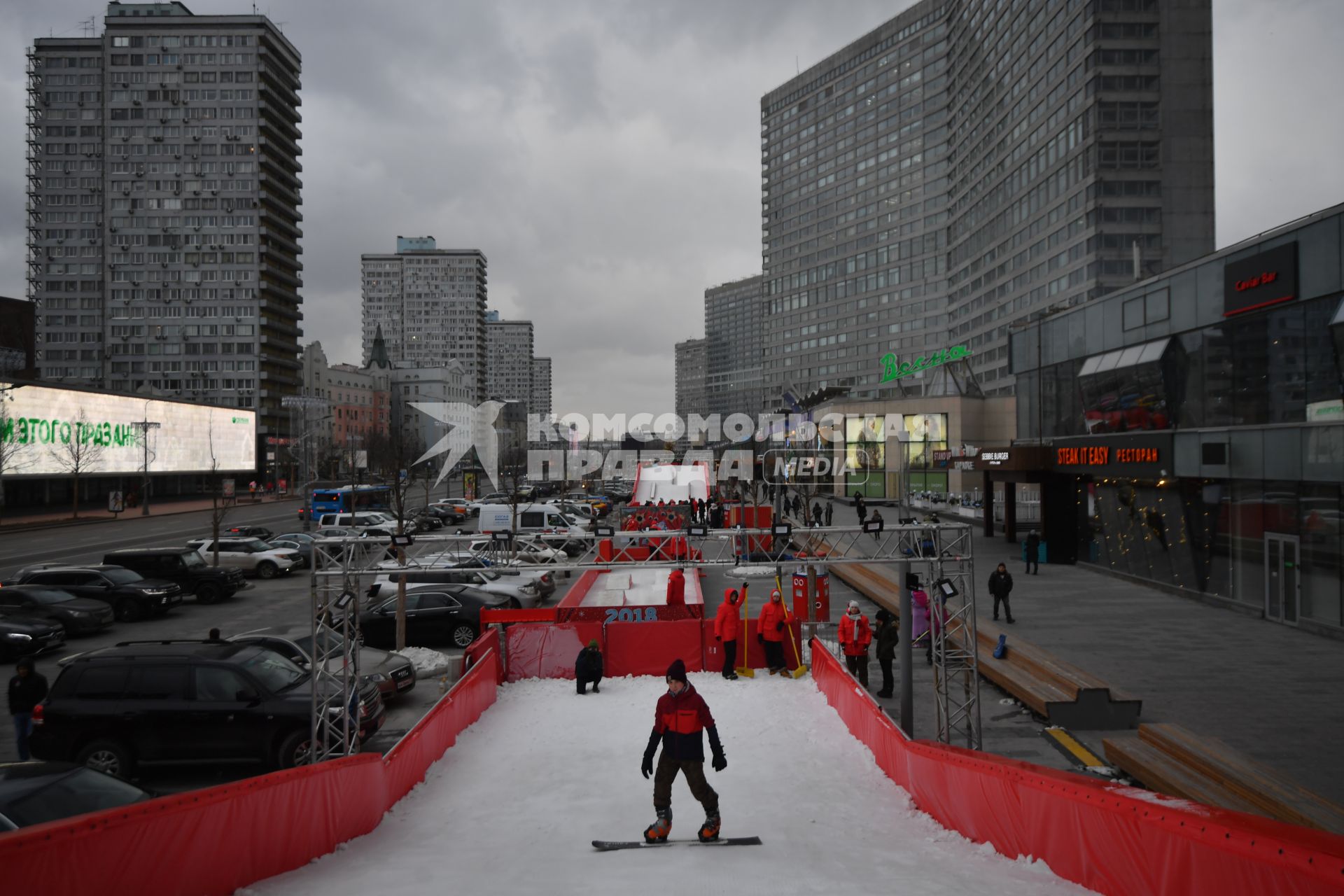 Москва. Сноубординг-парк на Новом Арбате открыли в рамках фестиваля `Путешествие в Рождество`.