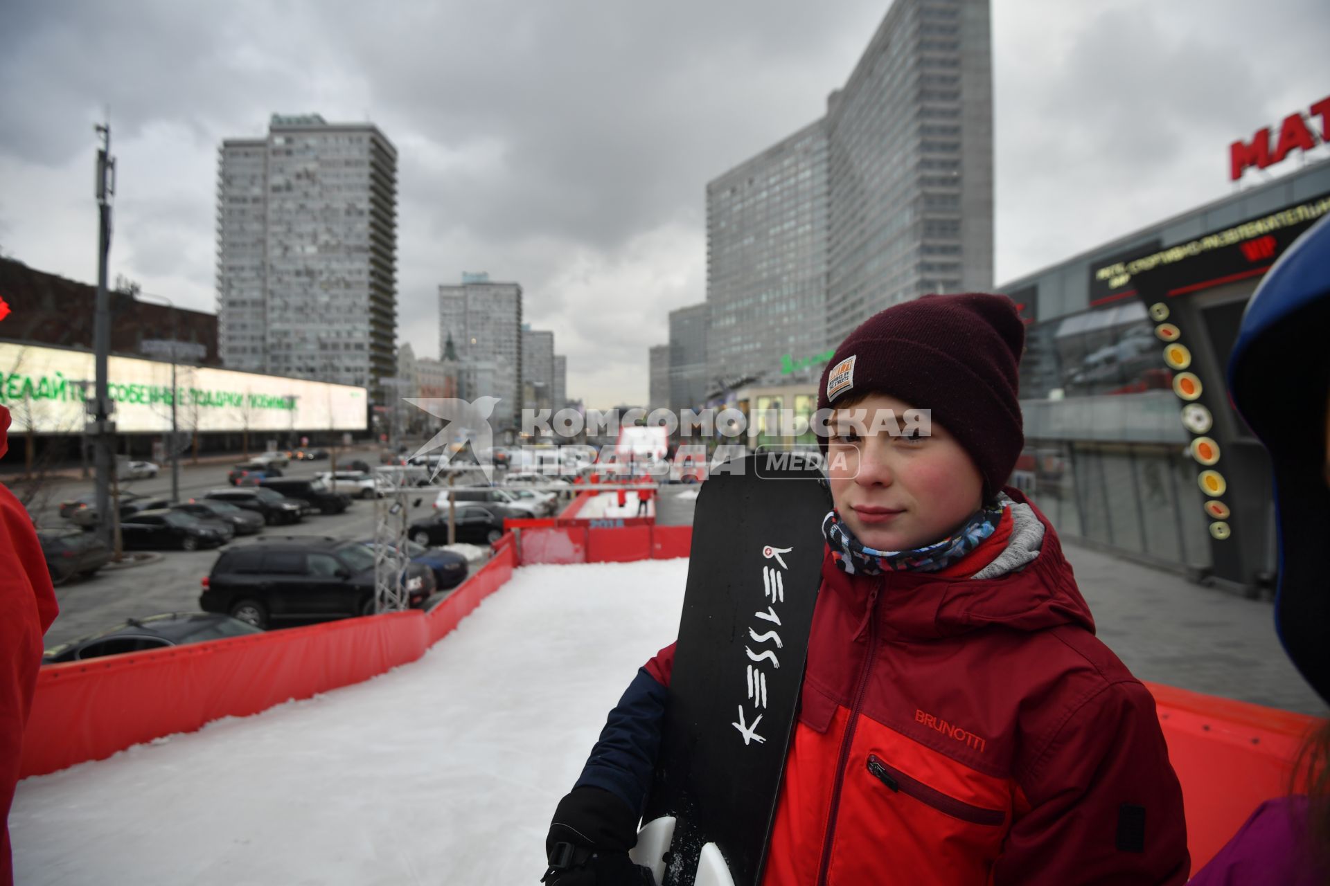 Москва. Сноубординг-парк на Новом Арбате открыли в рамках фестиваля `Путешествие в Рождество`.