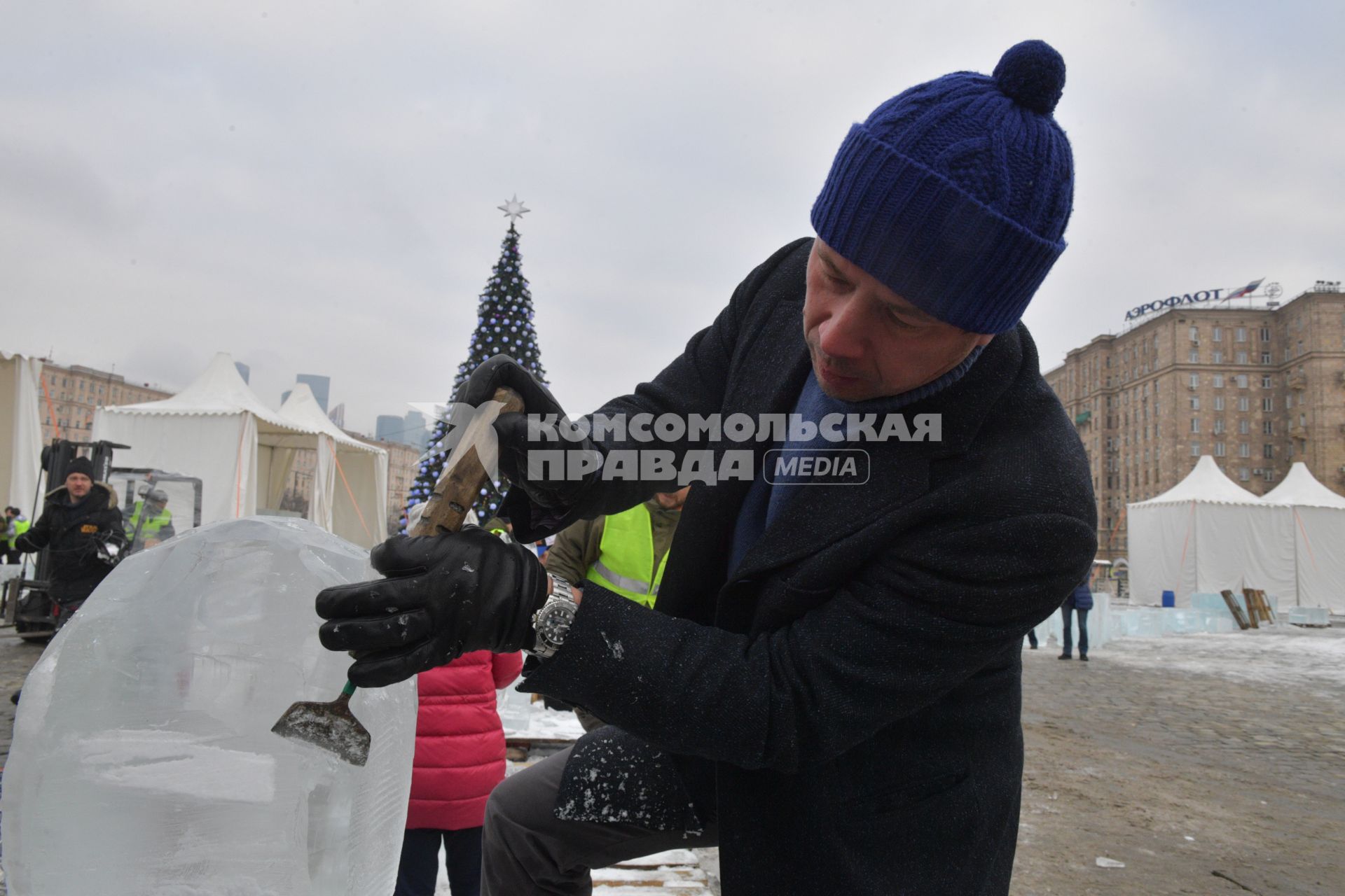 Москва. Актер Андрей Мерзликин вырезает  ледовую скульптуру  в рамках фестиваля  `Ледовая Москва. В кругу семьи` на Поклонной горе.