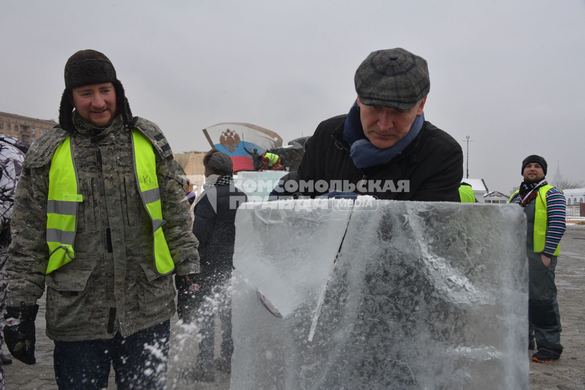 Москва. Актер Федор Добронравов  ( справа) вырезает  ледовую скульптуру  в рамках фестиваля  `Ледовая Москва. В кругу семьи` на Поклонной горе.
