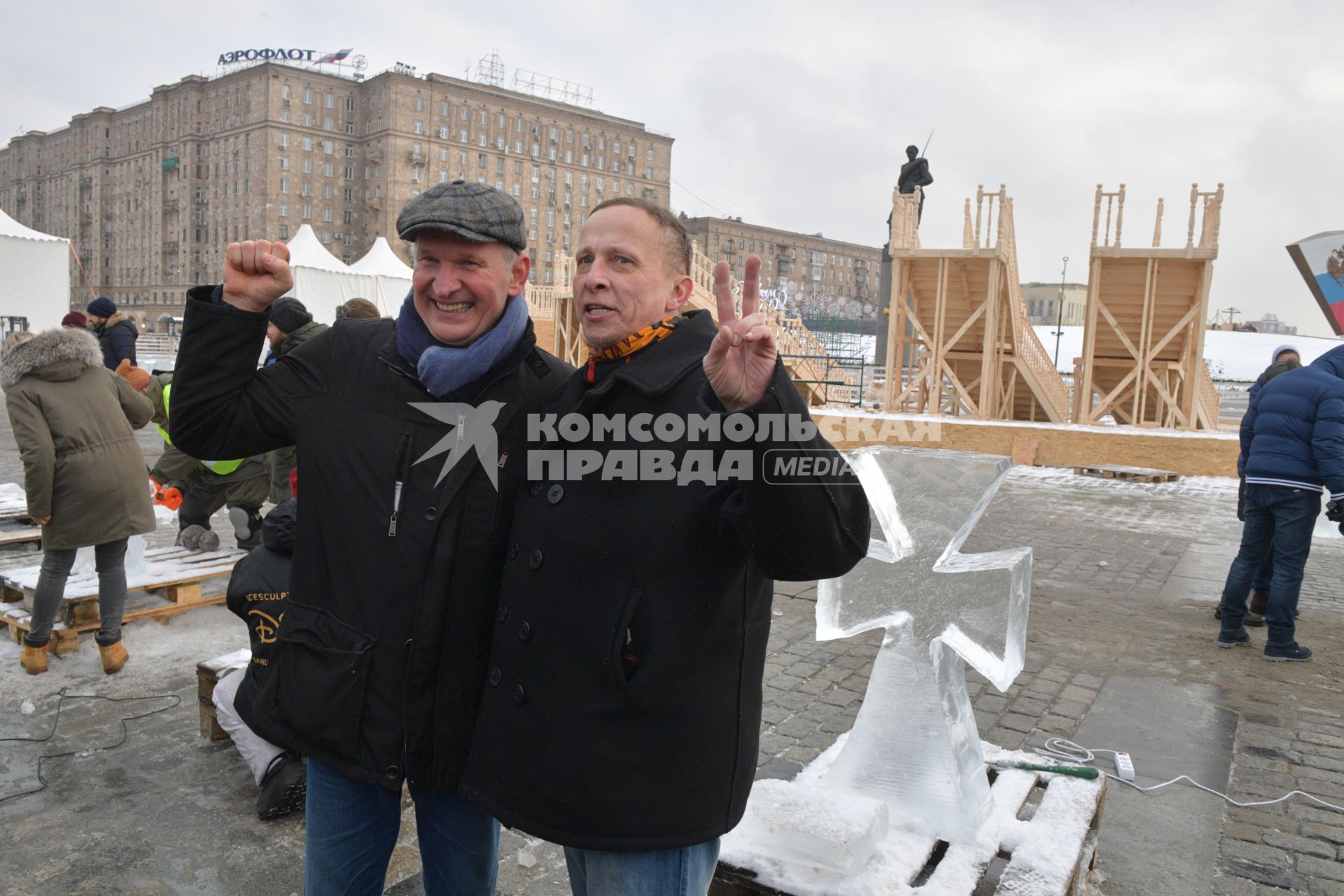 Москва. Актеры Федор Добронравов и Иван Охлобыстин  ( справа)  на фестивале   `Ледовая Москва. В кругу семьи` на Поклонной горе.