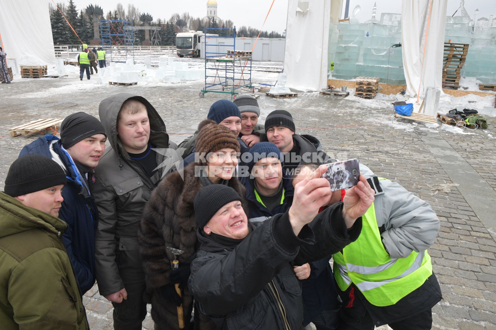 Москва. Актриса Елена Лядова фотографируется с участниками  фестиваля  `Ледовая Москва. В кругу семьи` на Поклонной горе.