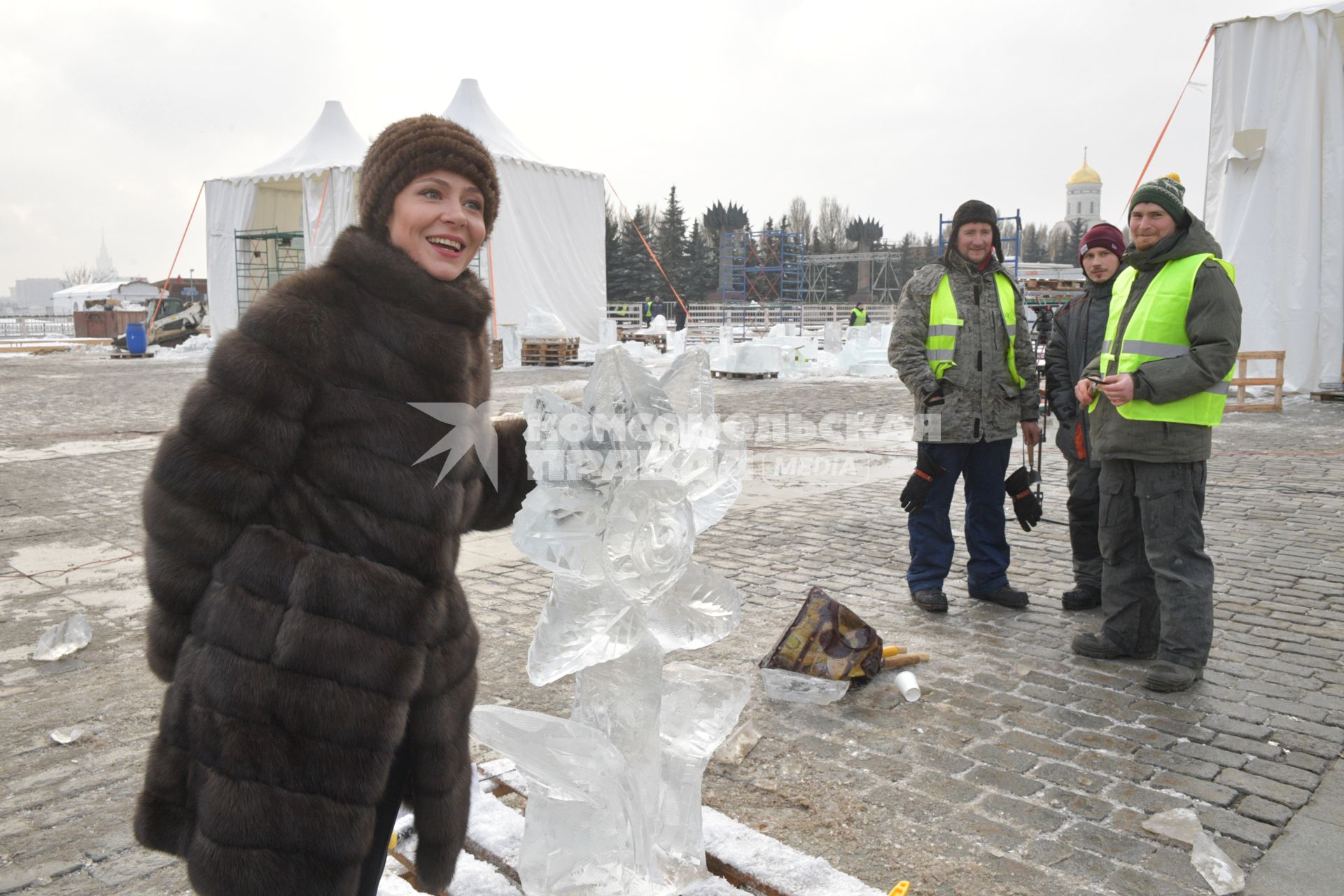 Москва. Актриса Елена Лядова вырезает  ледовую скульптуру  в рамках фестиваля  `Ледовая Москва. В кругу семьи` на Поклонной горе.