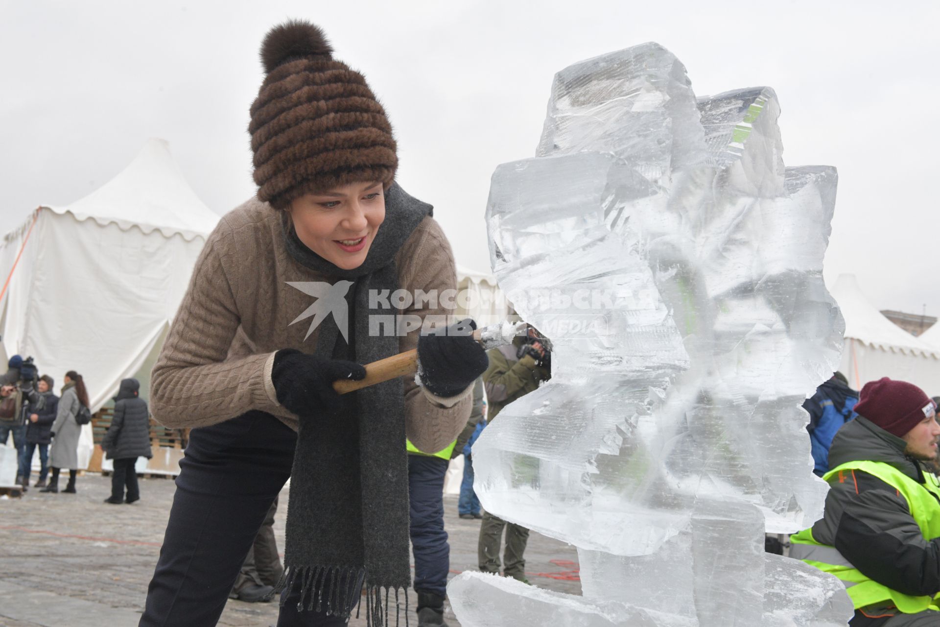Москва. Актриса Елена Лядова вырезает  ледовую скульптуру  в рамках фестиваля  `Ледовая Москва. В кругу семьи` на Поклонной горе.