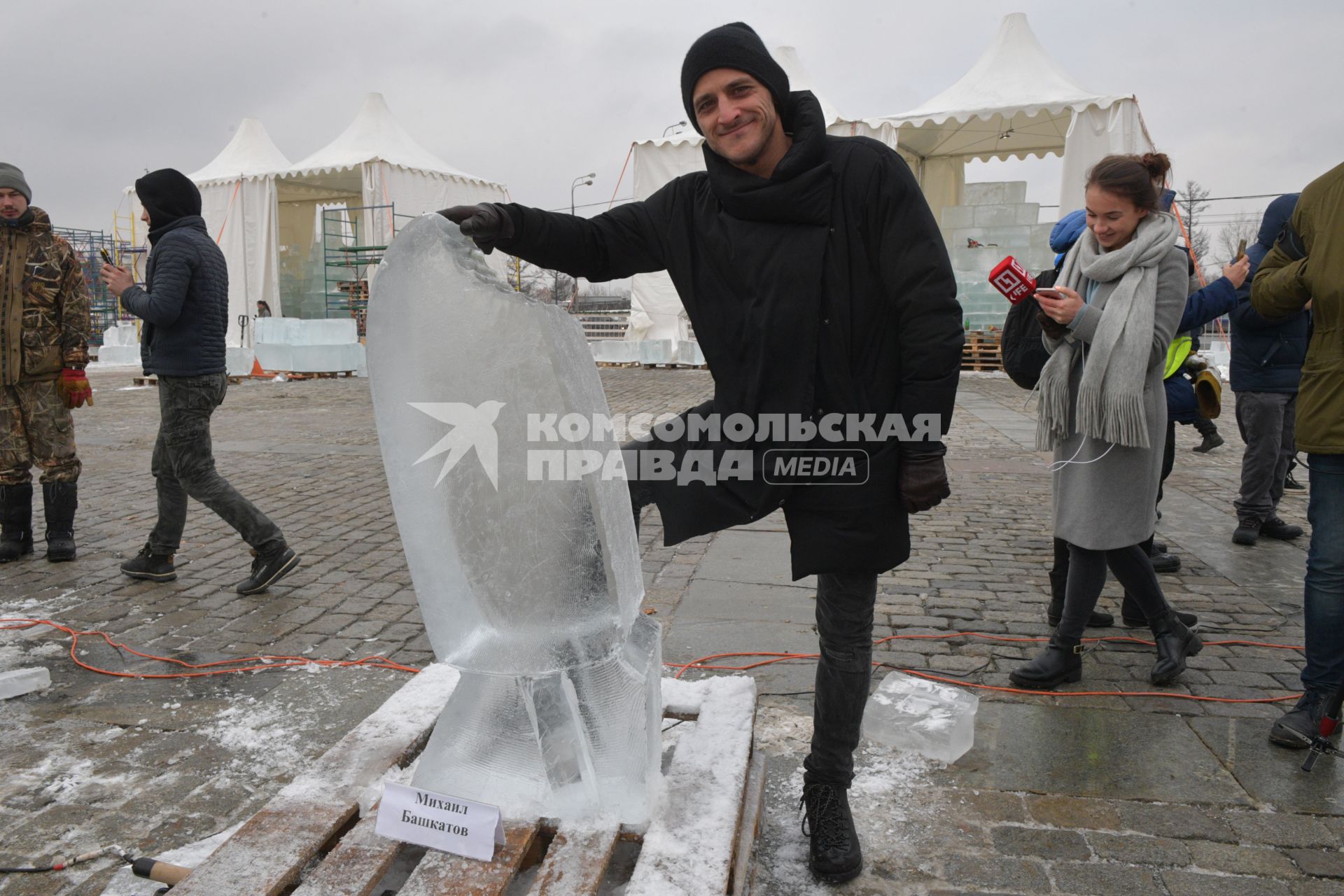 Москва. Актер  Михаил Башкатов вырезает  ледовую скульптуру  в рамках фестиваля  `Ледовая Москва. В кругу семьи` на Поклонной горе.