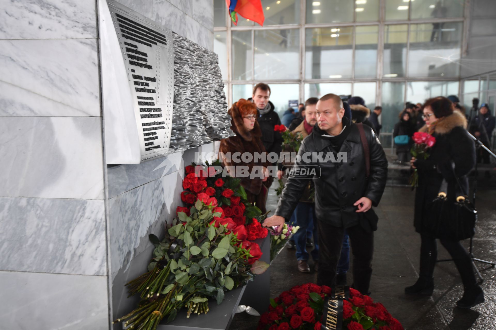 Москва. Военный корреспондент ВГТРК Антон Степаненко у телецентра `Останкино` на открытии мемориала в память о погибших журналистах 25 декабря 2016 года при крушении самолета Ту-154 Минобороны РФ.