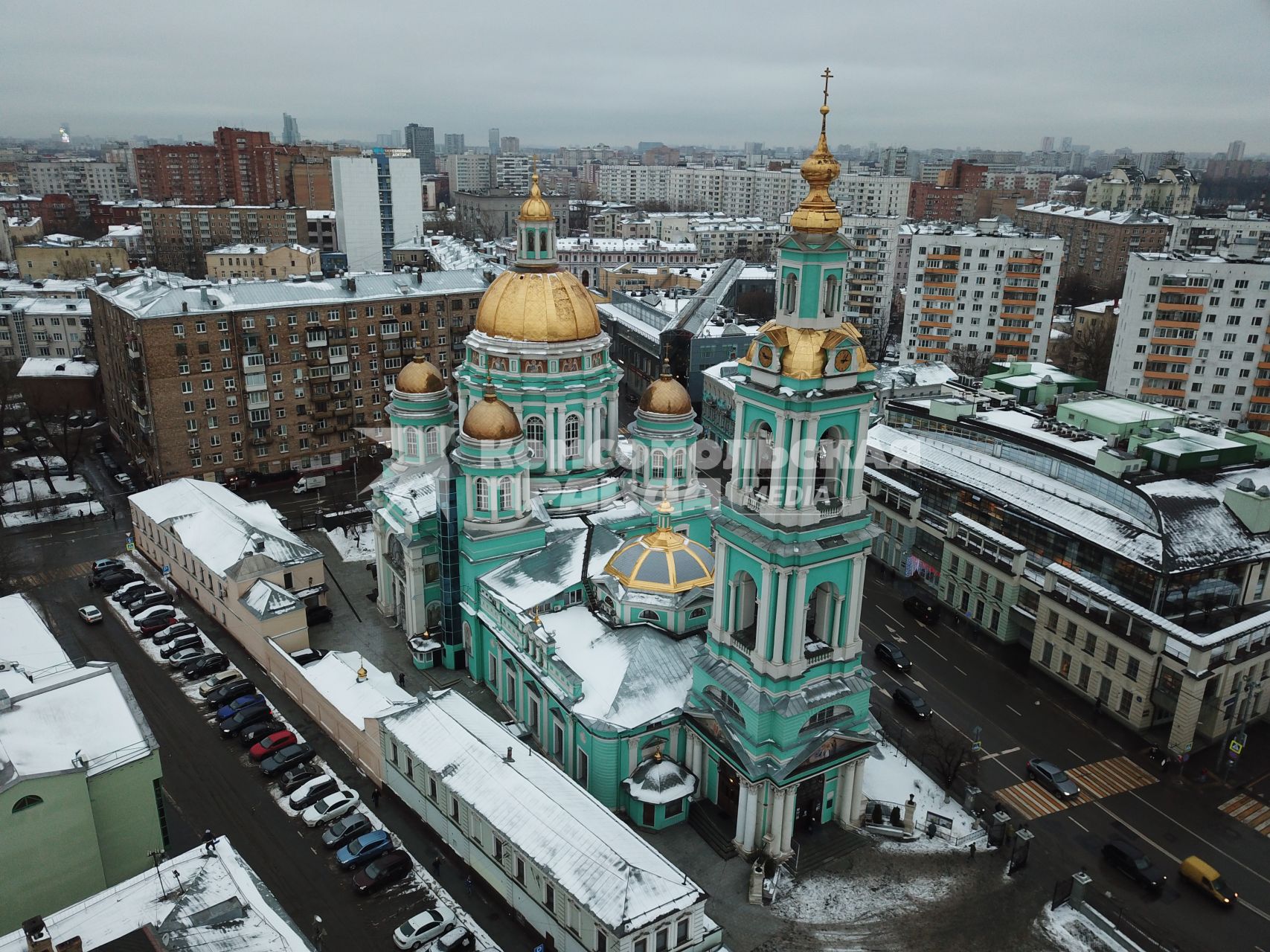 Москва. Вид сверху на Богоявленский  кафедральный собор в Елохове.