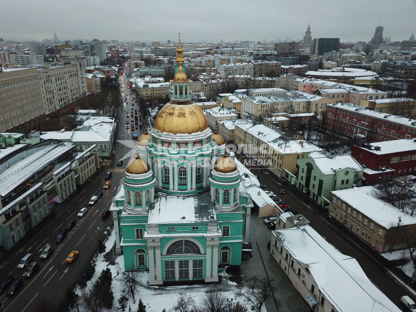 Москва. Вид сверху на Богоявленский  кафедральный собор в Елохове.