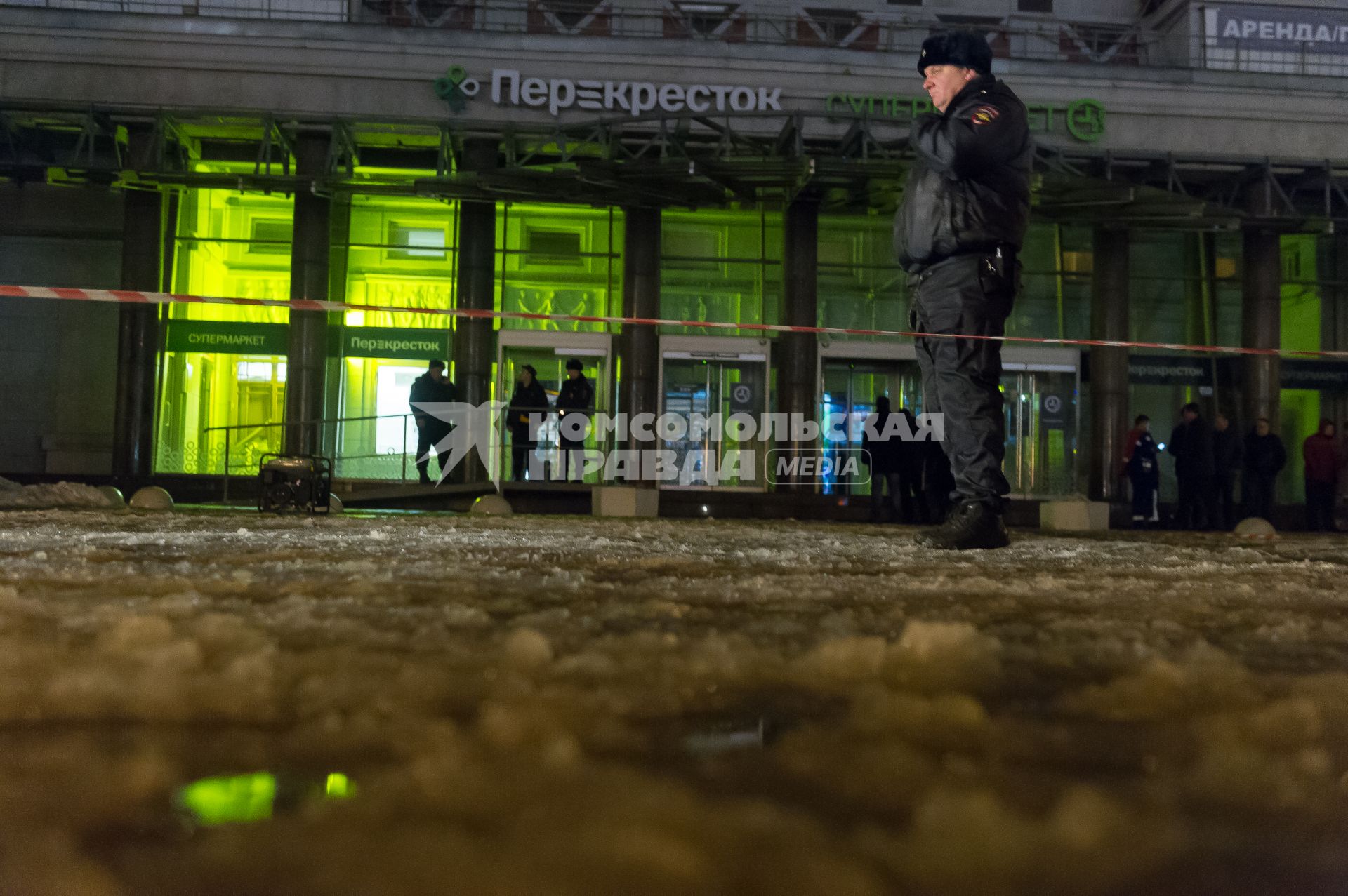 Санкт-Петербург. У супермаркета `Перекресток` на Кондратьевском проспекте, где произошел взрыв.