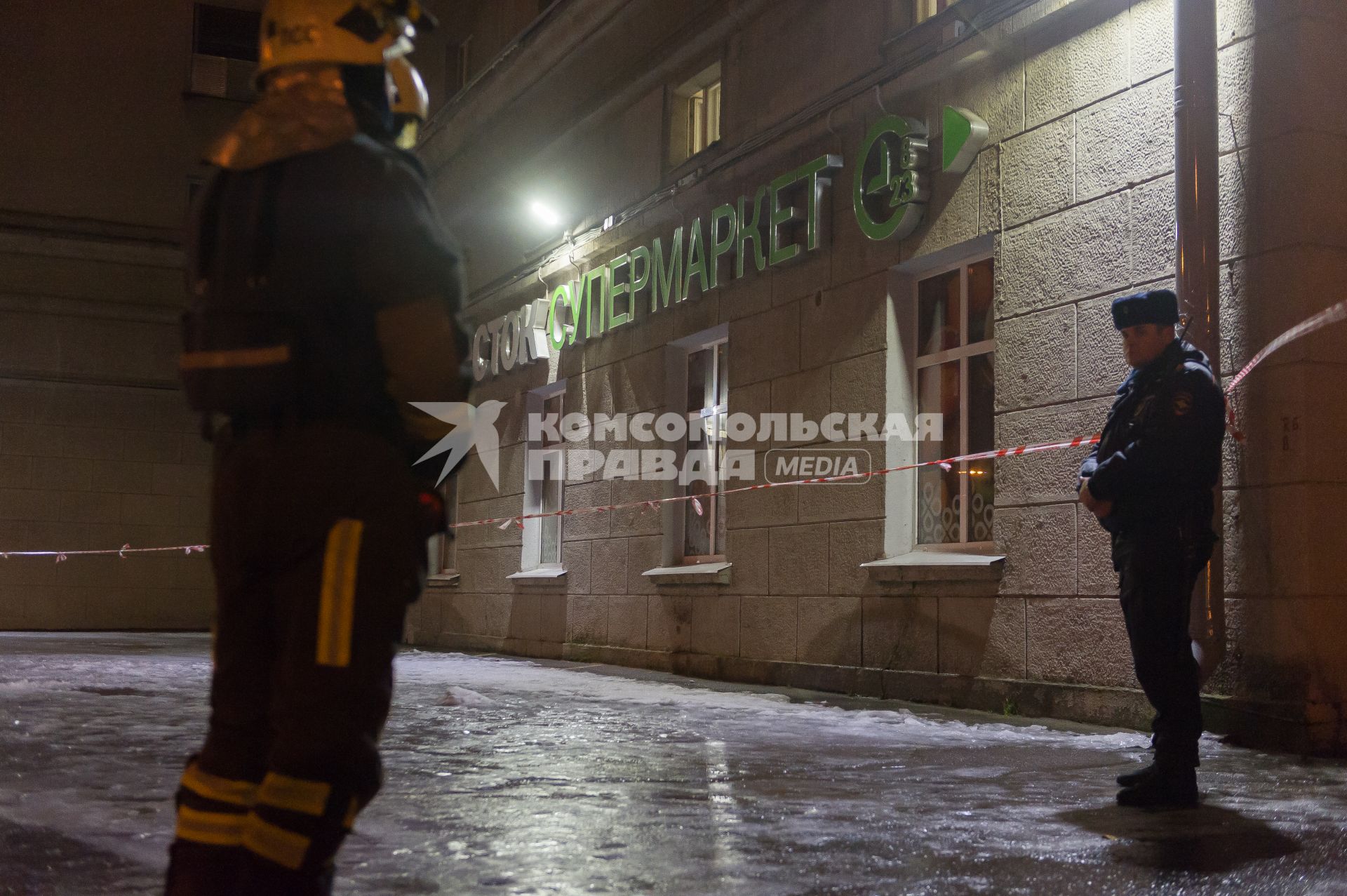 Санкт-Петербург. У супермаркета `Перекресток` на Кондратьевском проспекте, где произошел взрыв.