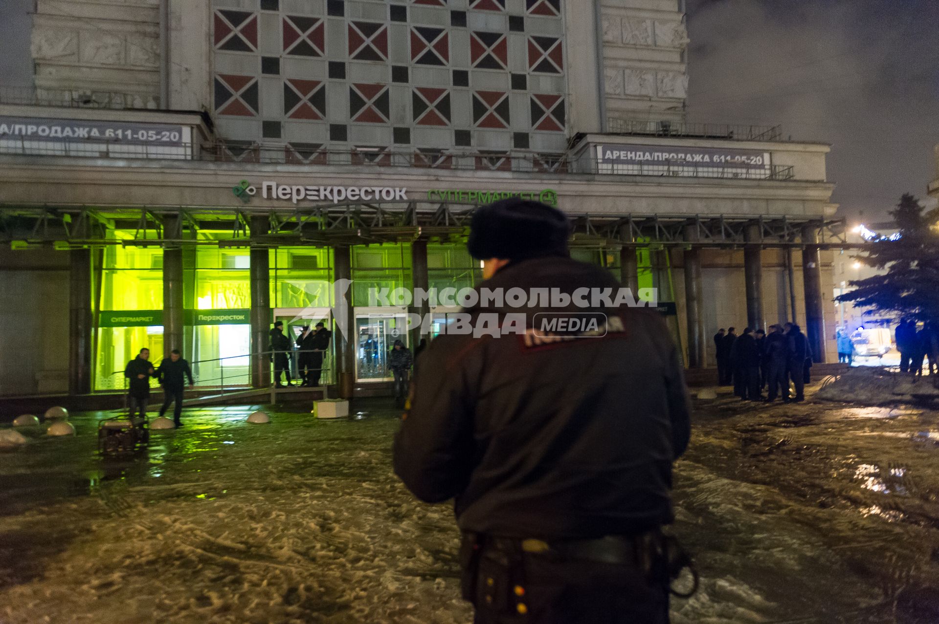 Санкт-Петербург. У супермаркета `Перекресток` на Кондратьевском проспекте, где произошел взрыв.