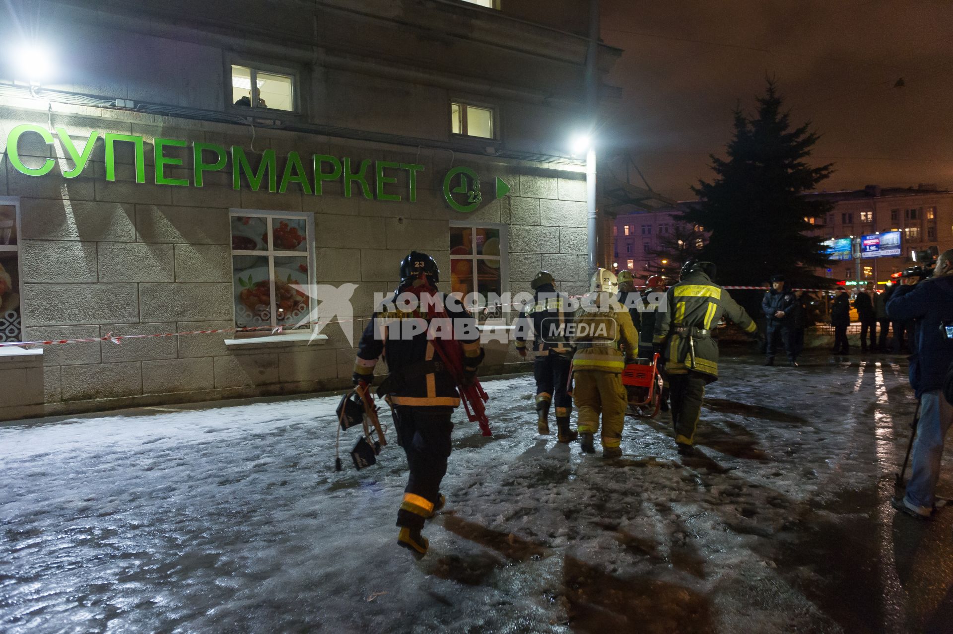 Санкт-Петербург. У супермаркета `Перекресток` на Кондратьевском проспекте, где произошел взрыв.