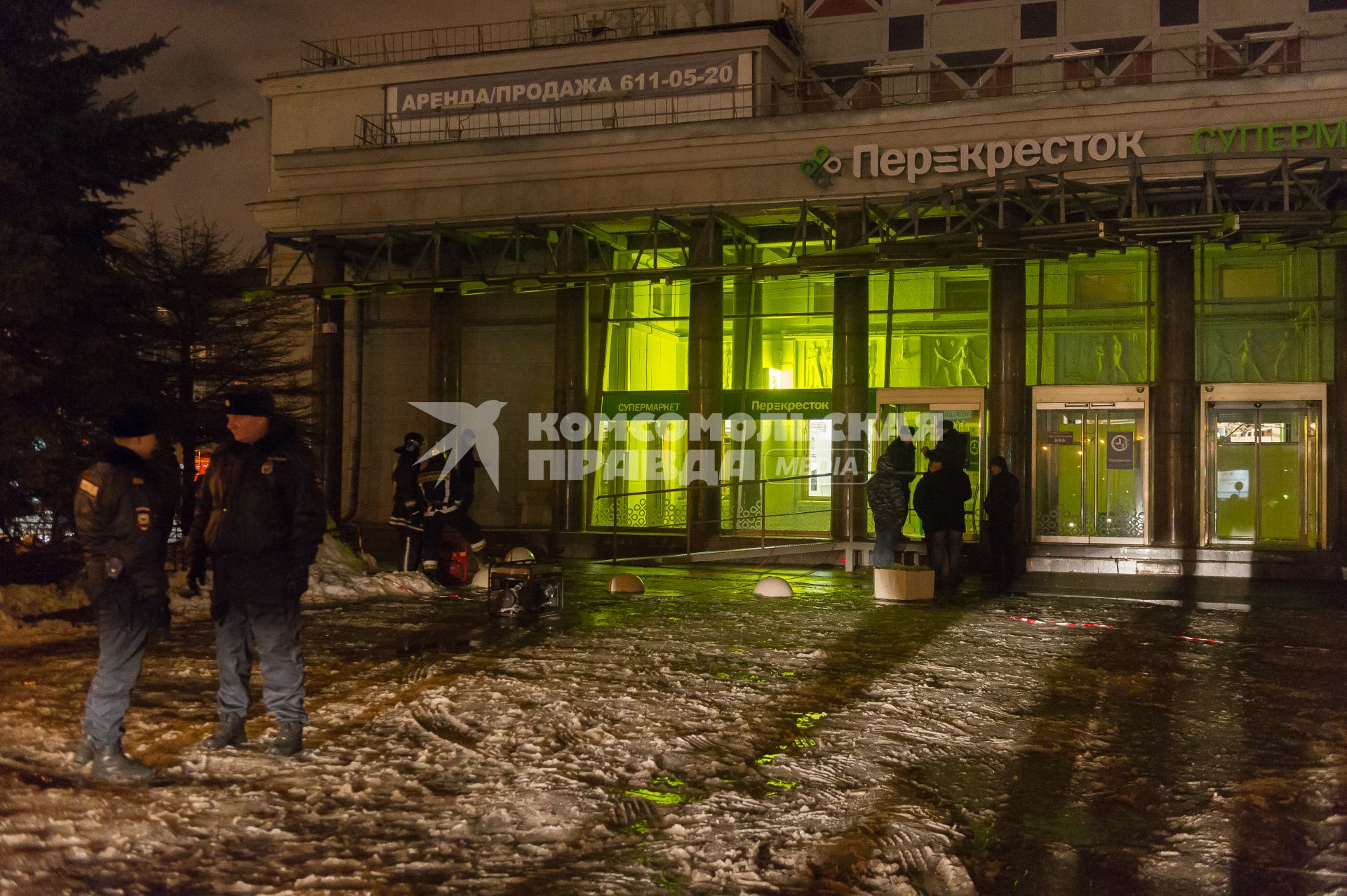 Санкт-Петербург. У супермаркета `Перекресток` на Кондратьевском проспекте, где произошел взрыв.